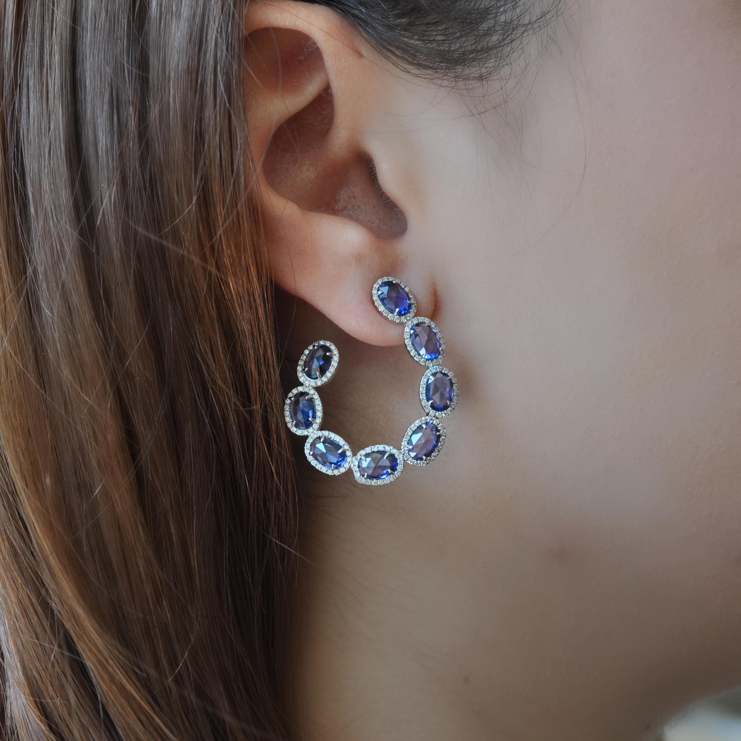 Contemporain RUCHI Boucles d'oreilles en forme de C en or blanc avec saphir bleu taille rose et diamants en vente