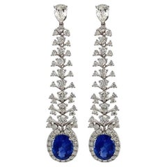 RUCHI Boucles d'oreilles linéaires en or blanc avec saphir bleu de forme ovale et diamants