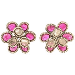 Pendientes de clip Ruchi New York Slice Flor de rubíes y diamantes