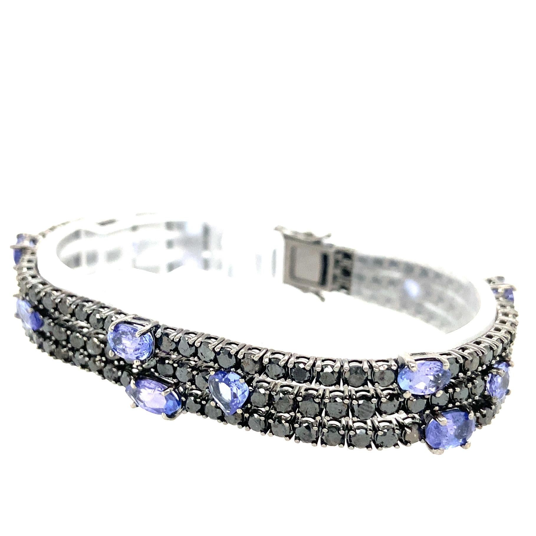 Oro negro de 18 quilates
Tanzanita: 6.83 quilates de peso total.
Diamante negro: 11.31 ct de peso total.
