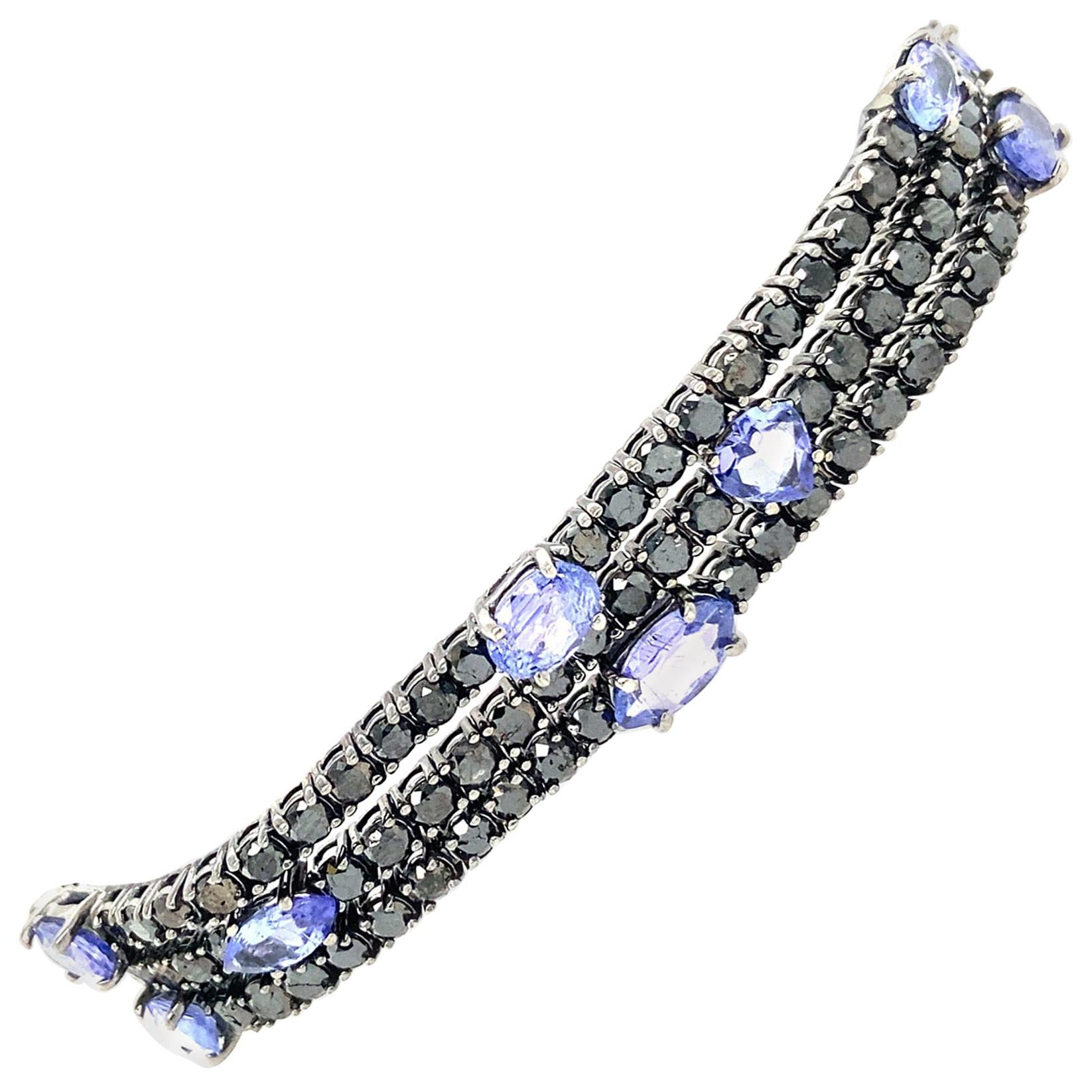 RUCHI Dreireihiges Armband aus schwarzem Rhodium mit Tansanit und schwarzem Diamanten im Angebot