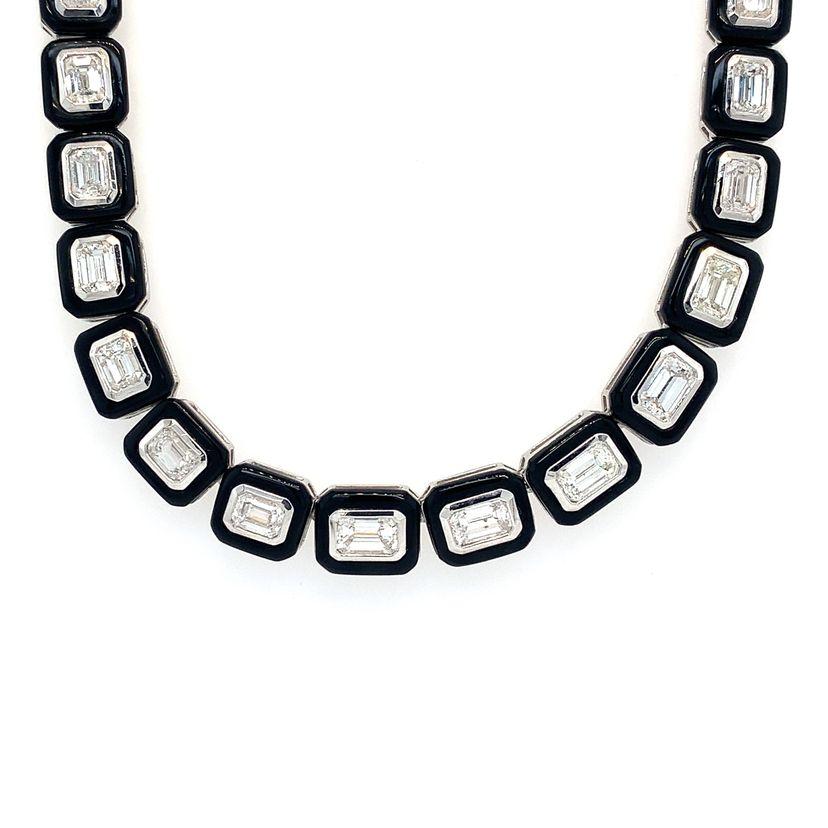 Avec 11,09 carats de diamants en forme d'octogone et une bordure en agate noire, ce collier de tennis en or blanc 18 carats est une pièce d'apparat élégante et unique.

Or blanc 18K
Diamant - 11,09 cts
Agate noire - 16,33 cts

Tous les diamants G-H