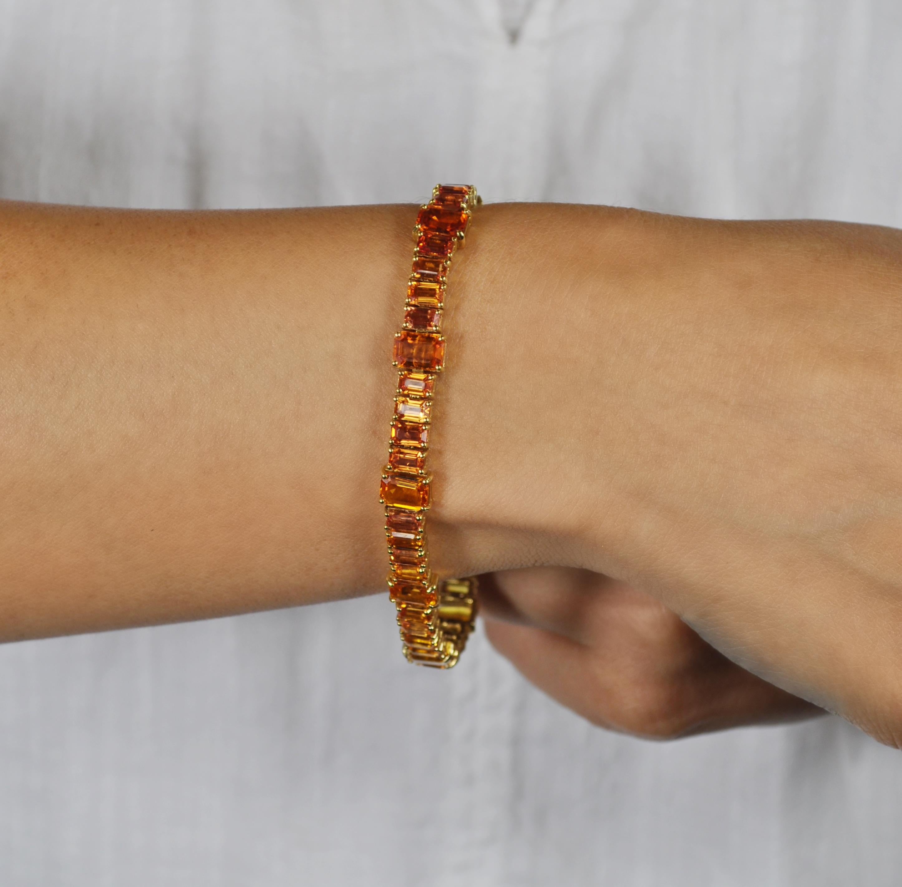 Con un totale di 26,98 carati di zaffiri gialli e arancioni rettangolari disposti a ombré, questo bracciale a maglie in oro giallo 18 carati misura 7,50 pollici di lunghezza.

Zaffiri gialli e arancioni: 26,98 carati
