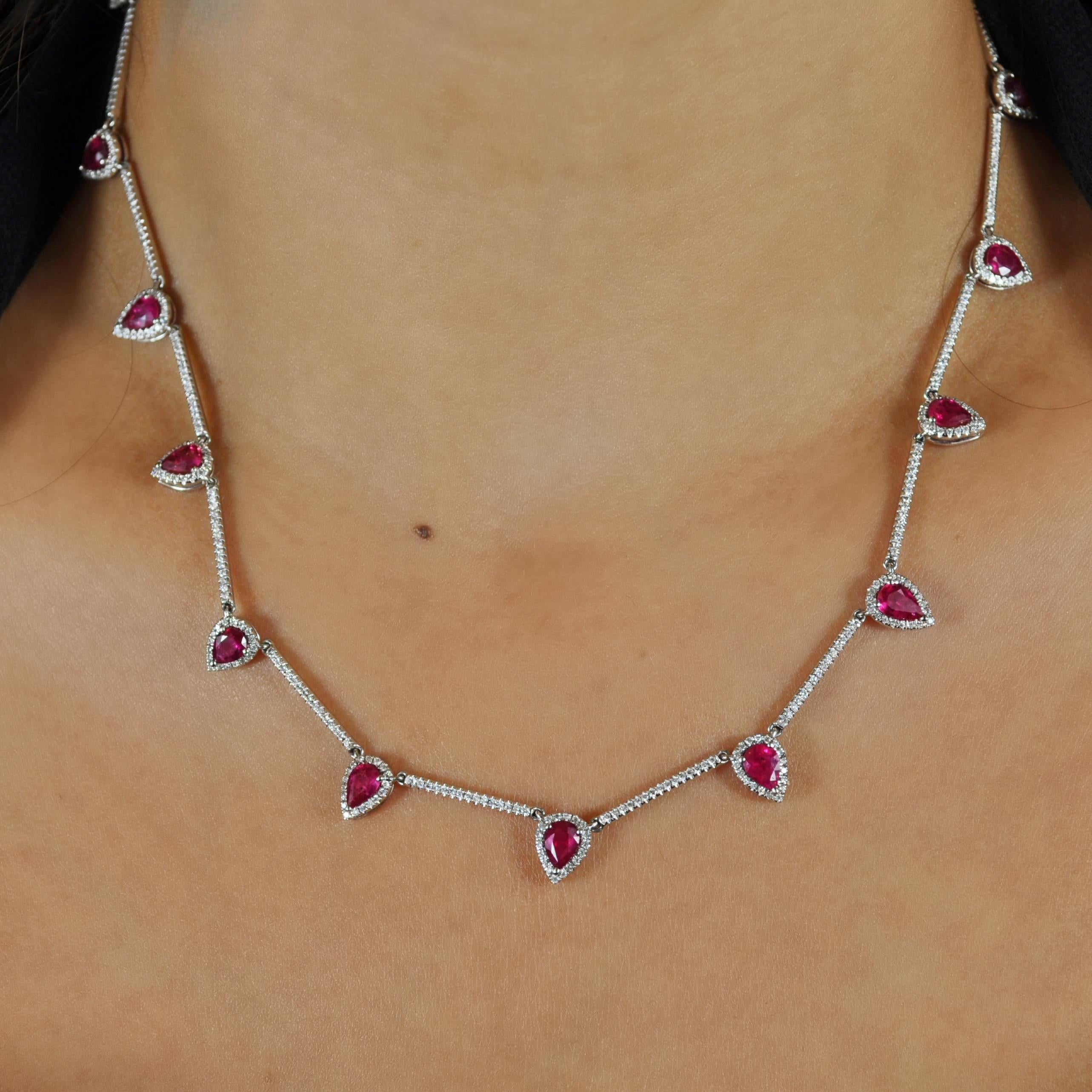 RUCHI Weißgold-Gliederhalskette aus Weißgold mit Rubin im Birnenschliff und Brillanten im Zustand „Neu“ im Angebot in New York, NY