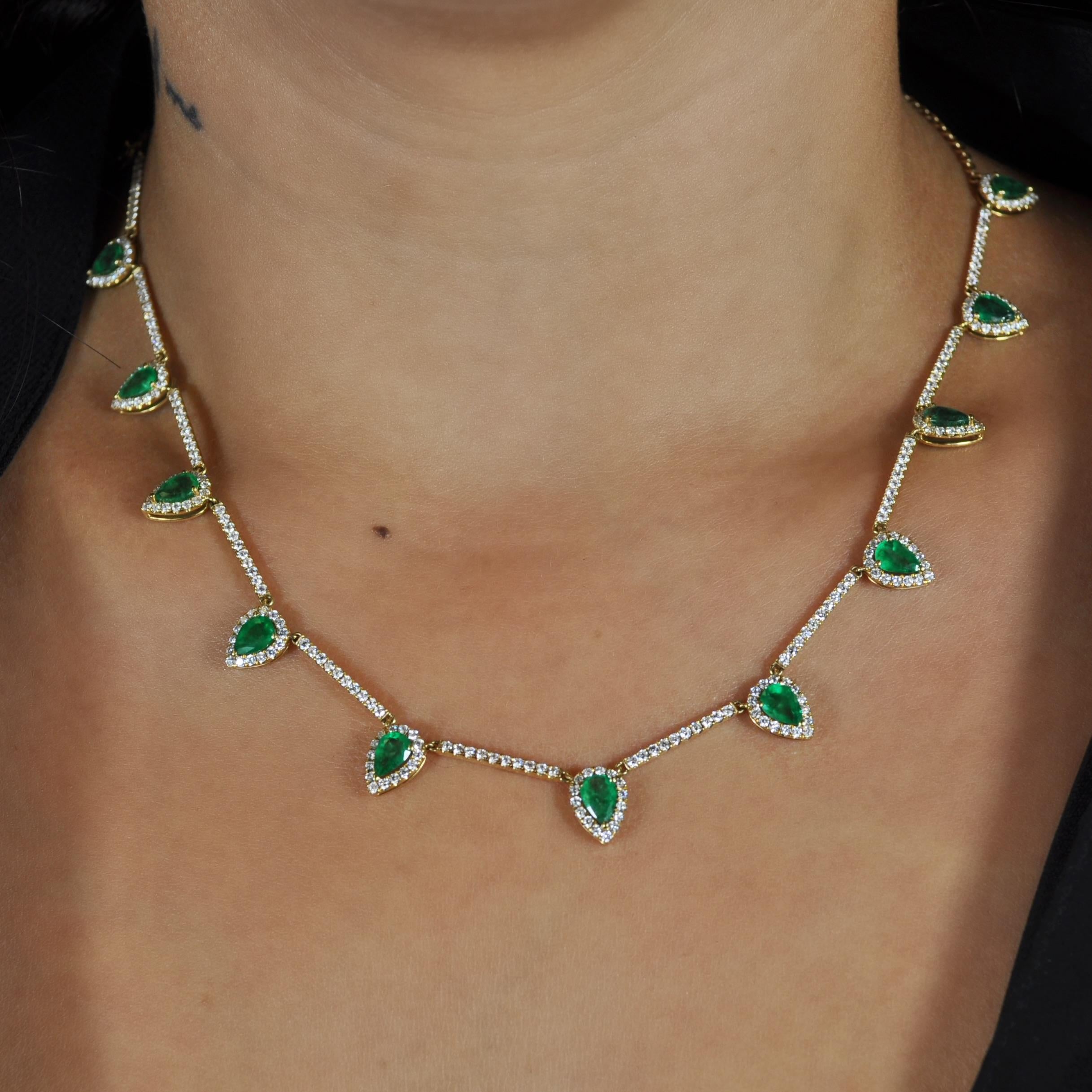 RUCHI Collier à maillons en or jaune, émeraude en forme de poire et diamants brillants Neuf - En vente à New York, NY
