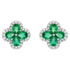 RUCHI Weißgold-Blumen-Ohrstecker in Birnenform mit Smaragd und Diamant