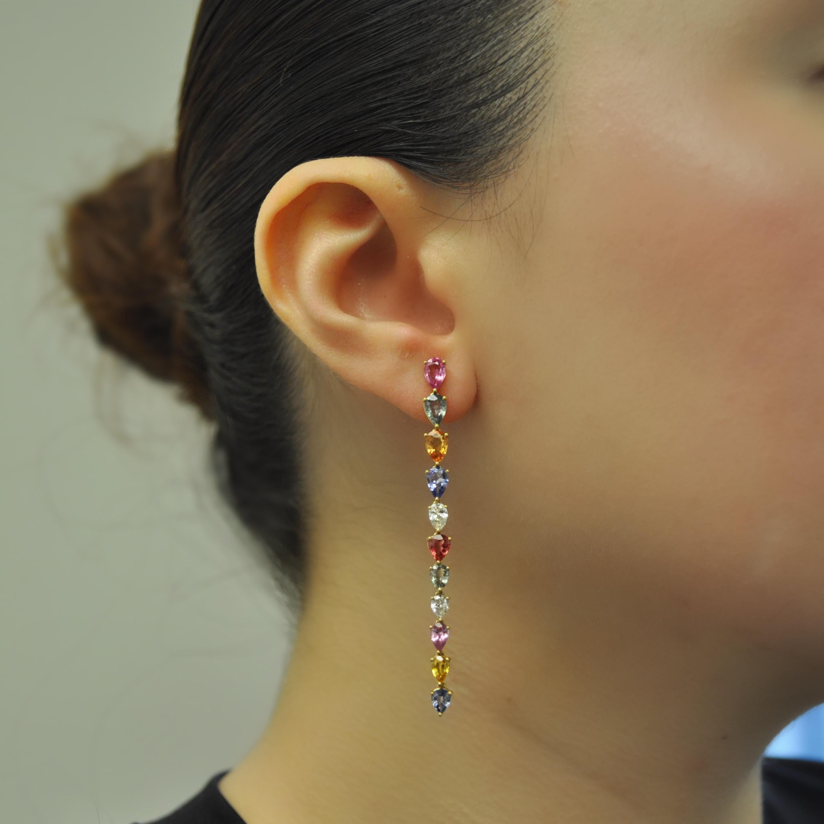 RUCHI Birnenförmige, mehrfarbige, lineare Ohrringe aus Weißgold mit Saphiren und Diamanten Damen im Angebot