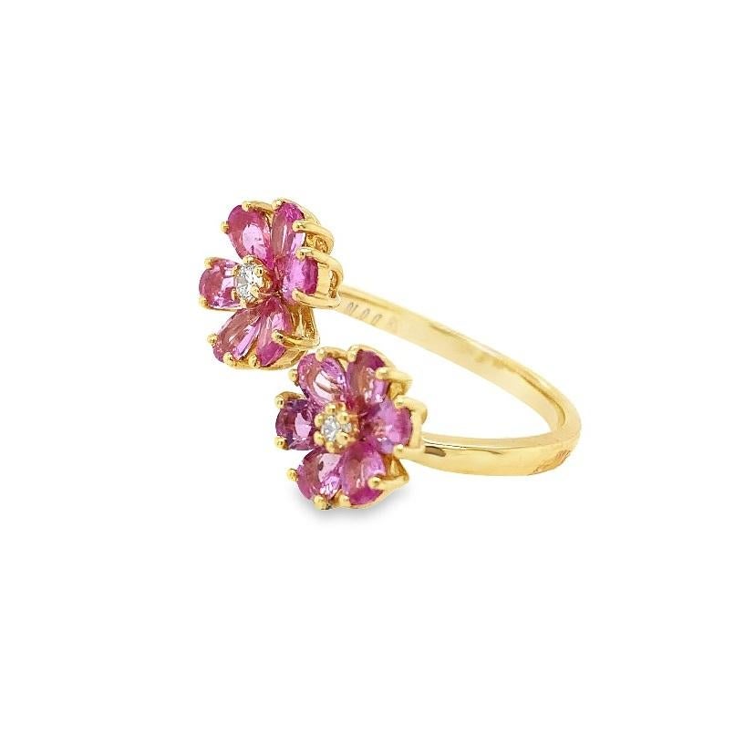 RUCHI Offener Ring in Offener Form mit rosa Saphir und Diamant Blume aus Gelbgold (Gemischter Schliff) im Angebot