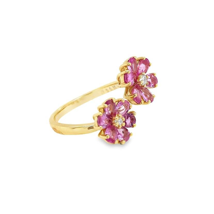 RUCHI Offener Ring in Offener Form mit rosa Saphir und Diamant Blume aus Gelbgold im Zustand „Neu“ im Angebot in New York, NY