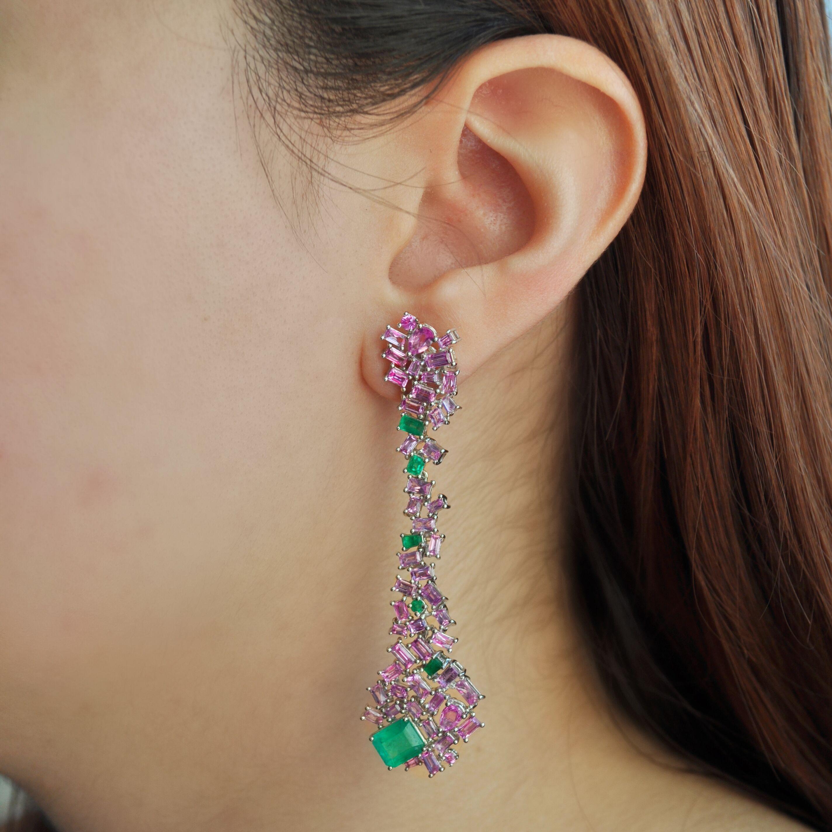 Orecchini geometrici con zaffiro rosa e smeraldo in oro bianco RUCHI In condizioni Nuovo in vendita a New York, NY