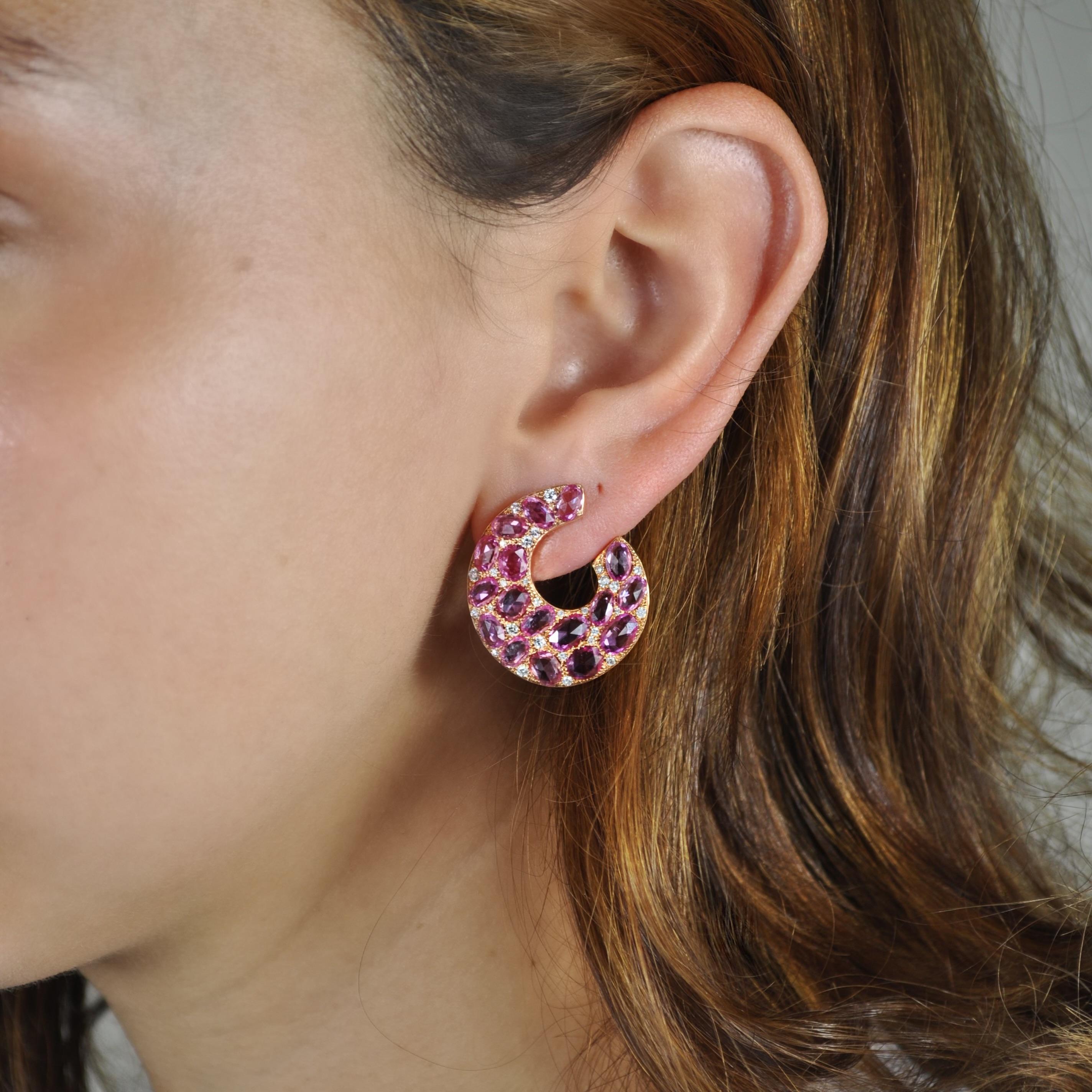 RUCHI C-förmige Ohrringe aus Gelbgold mit rosa Saphiren im Rosenschliff und Diamanten Damen