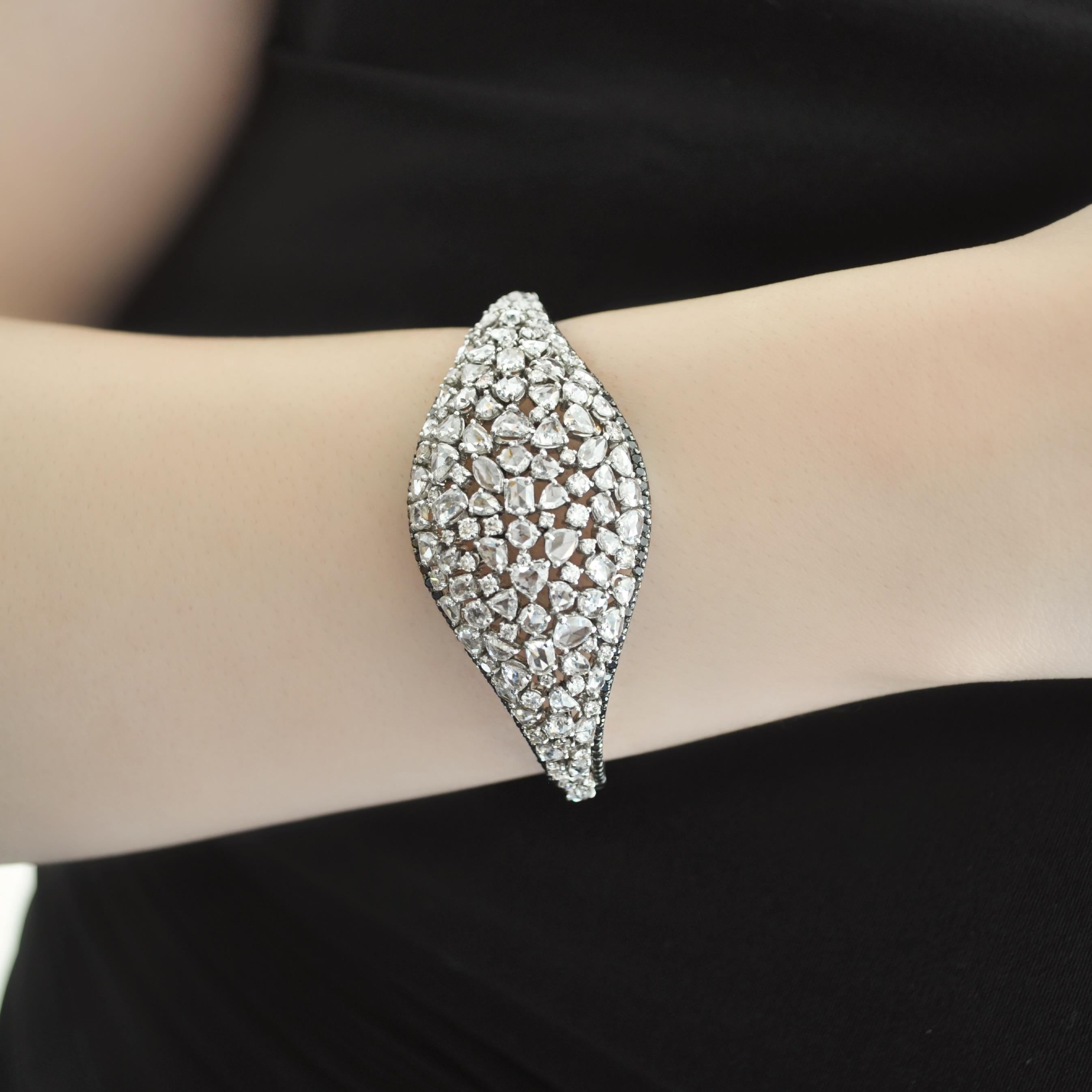 RUCHI Bracelet en or blanc pavé de diamants blancs taillés en rose et de diamants noirs  Neuf - En vente à New York, NY