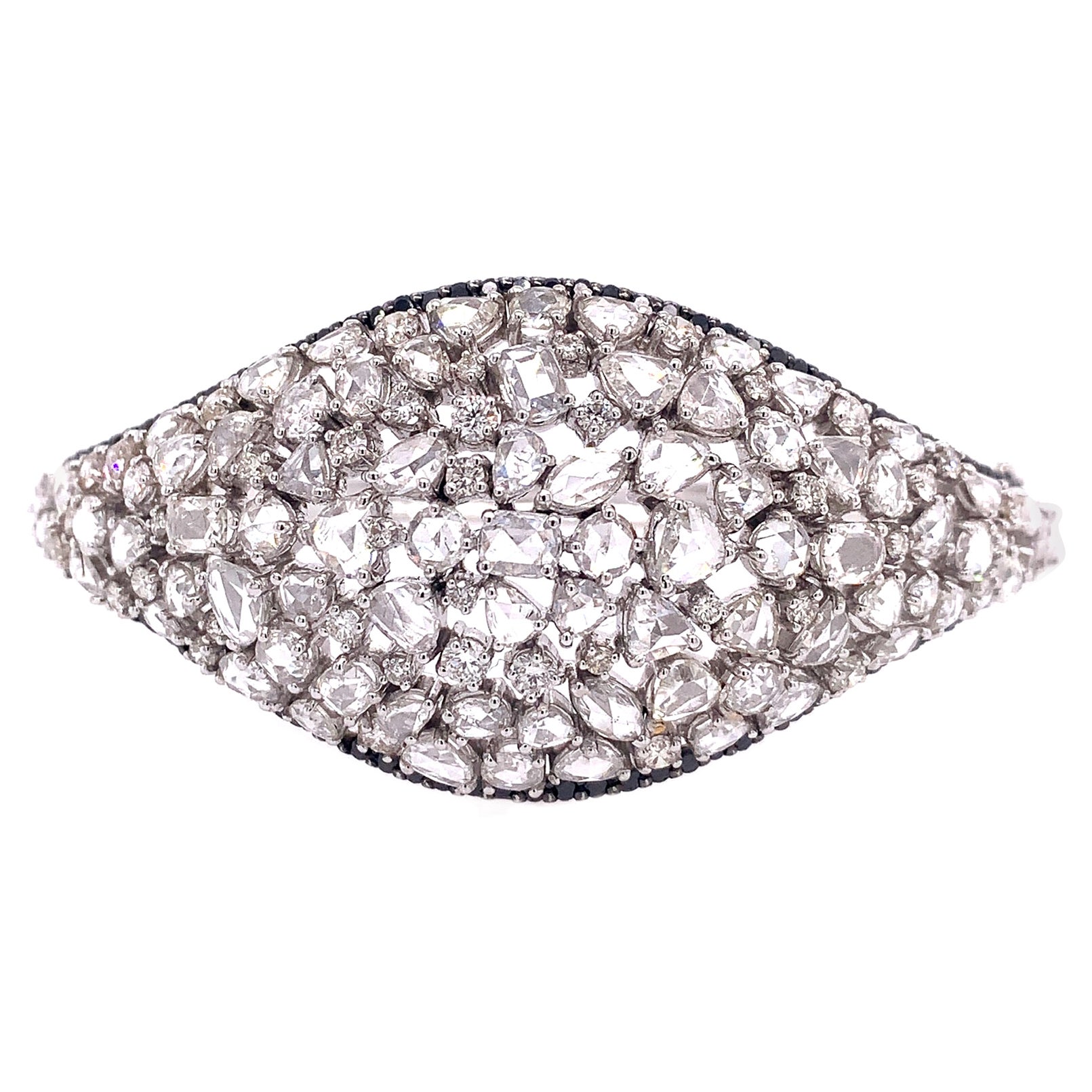 RUCHI Bracciale in oro bianco con diamante bianco taglio rosa e pavé di diamanti neri in vendita
