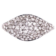 Brazalete RUCHI de oro blanco con pavé de diamantes blancos talla rosa y diamantes negros