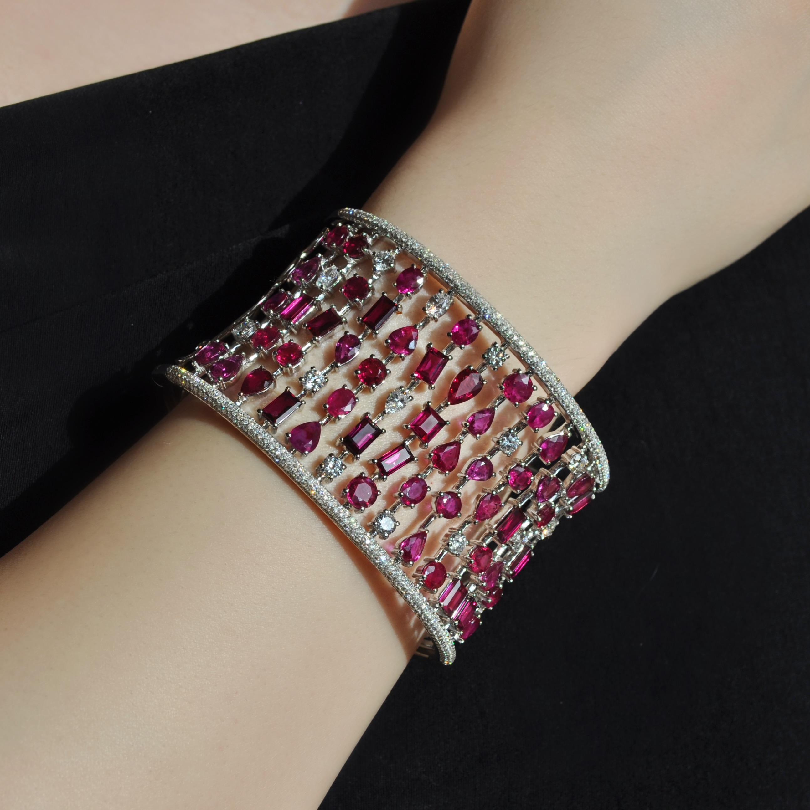 RUCHI Bracelet manchette en or blanc, rubis et diamants Neuf - En vente à New York, NY