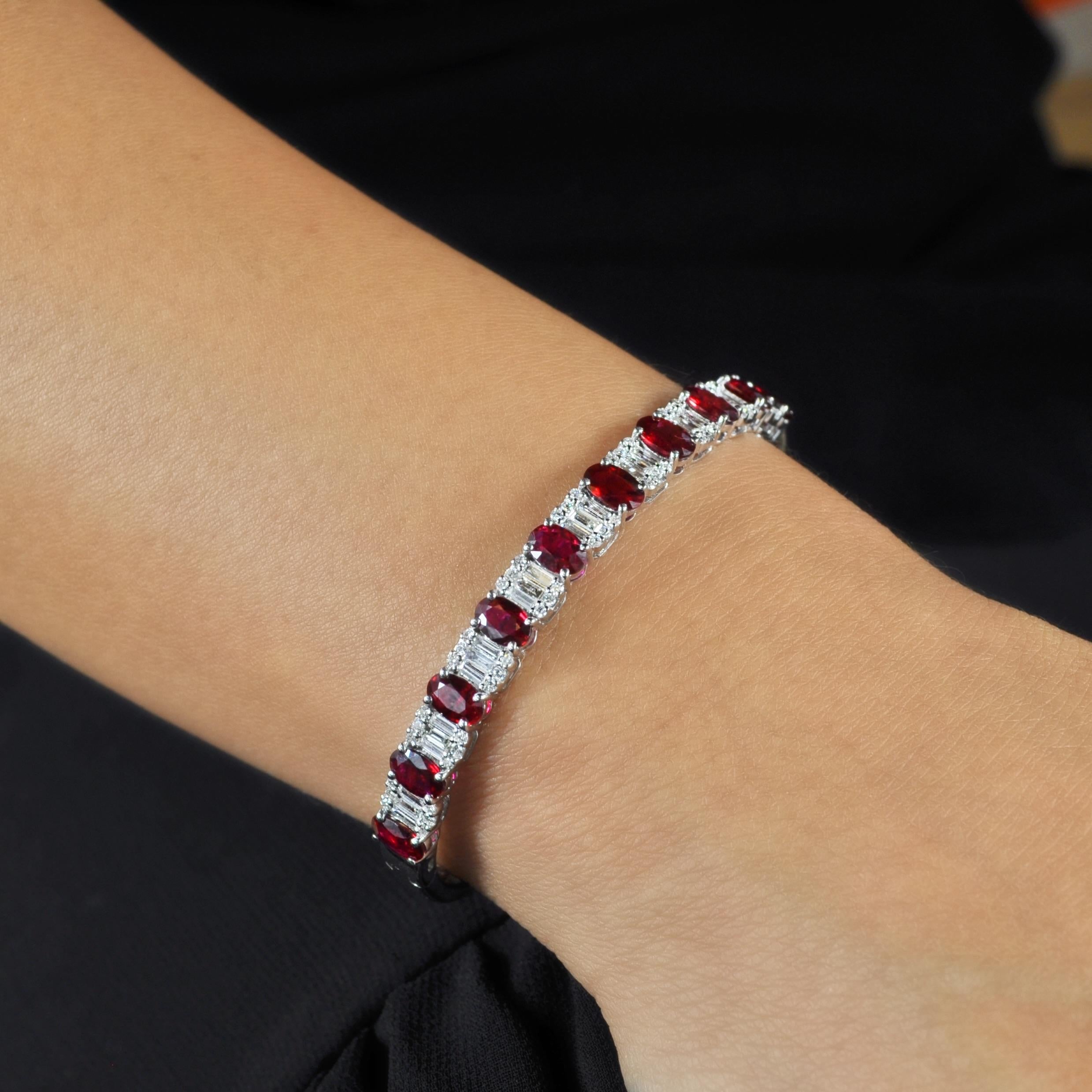 Questo braccialetto in oro bianco 18 carati presenta 4,49 carati di rubini e diamanti taglio smeraldo composti da diamanti baguette e tondi. È fissato con una chiusura a scatola e con una chiusura di sicurezza a figura-8. Questo bracciale è stato