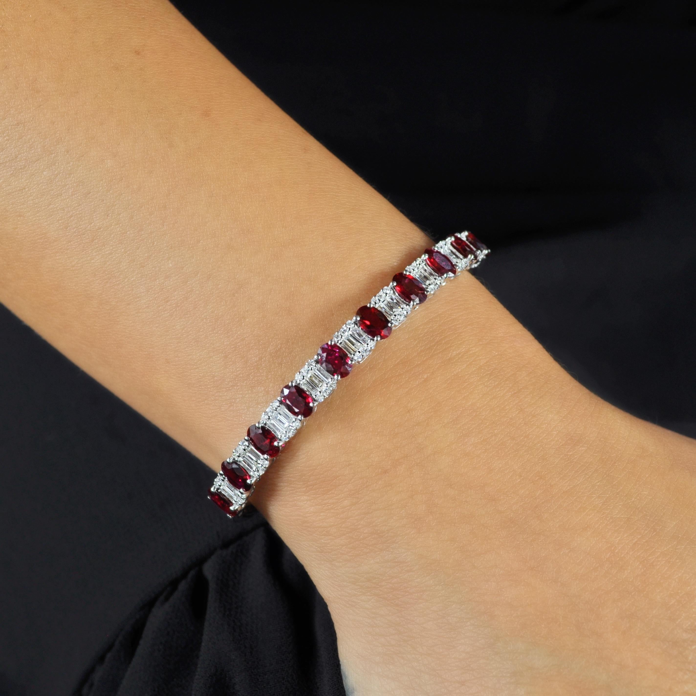 Contemporaneo RUCHI Bangle con rubino e smeraldo e diamante in oro bianco con chiusura a scatto in vendita