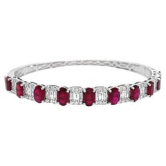 Brazalete RUCHI de oro blanco con cierre de diamante ilusión de rubí y esmeralda