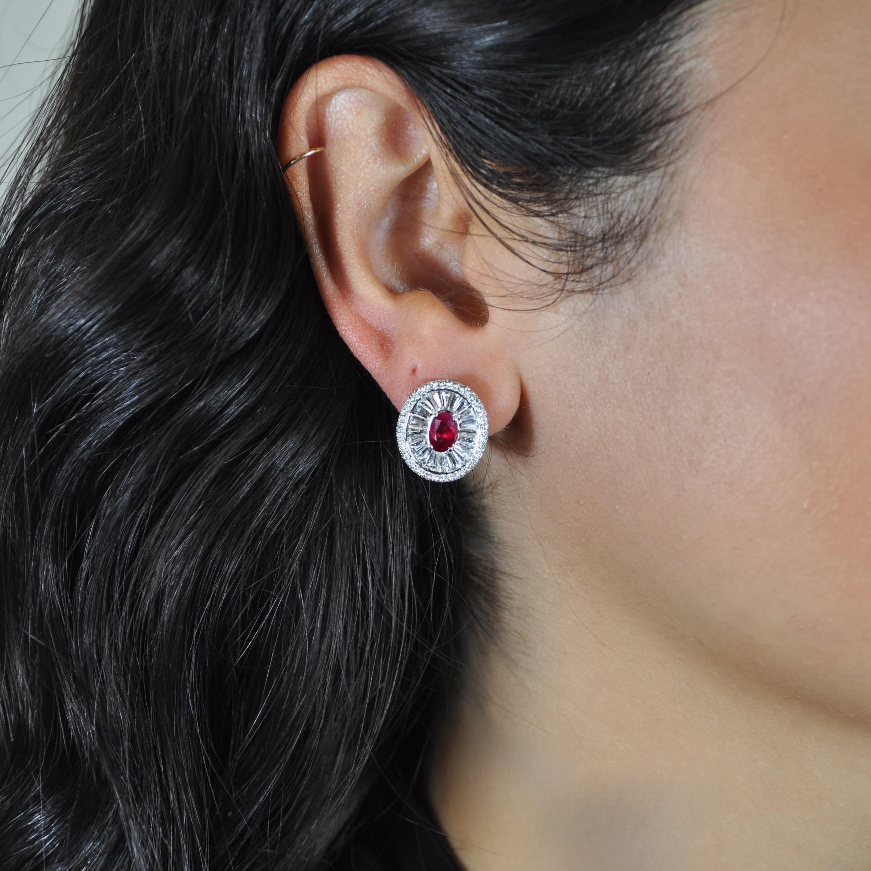 Caratterizzate da un rubino centrale di forma ovale circondato da diamanti baguette e brillanti, queste borchie in oro bianco 18 carati con chiusura a clip sono un accessorio elegante e leggero, perfetto da indossare ogni giorno.

Rubino - 0,88