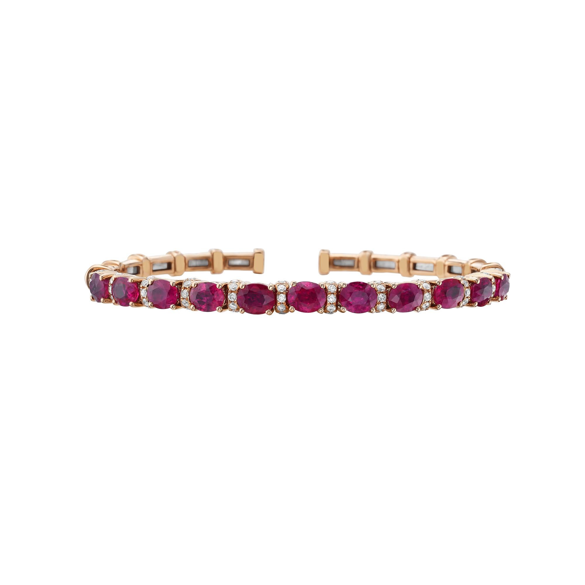 Con 5,48 quilates de rubíes en un engaste seguro de 4 garras, complementado con detalles de diamantes, este brazalete abierto de oro rosa de 18 quilates está diseñado para ser versátil. Su elegante construcción permite integrarla perfectamente en
