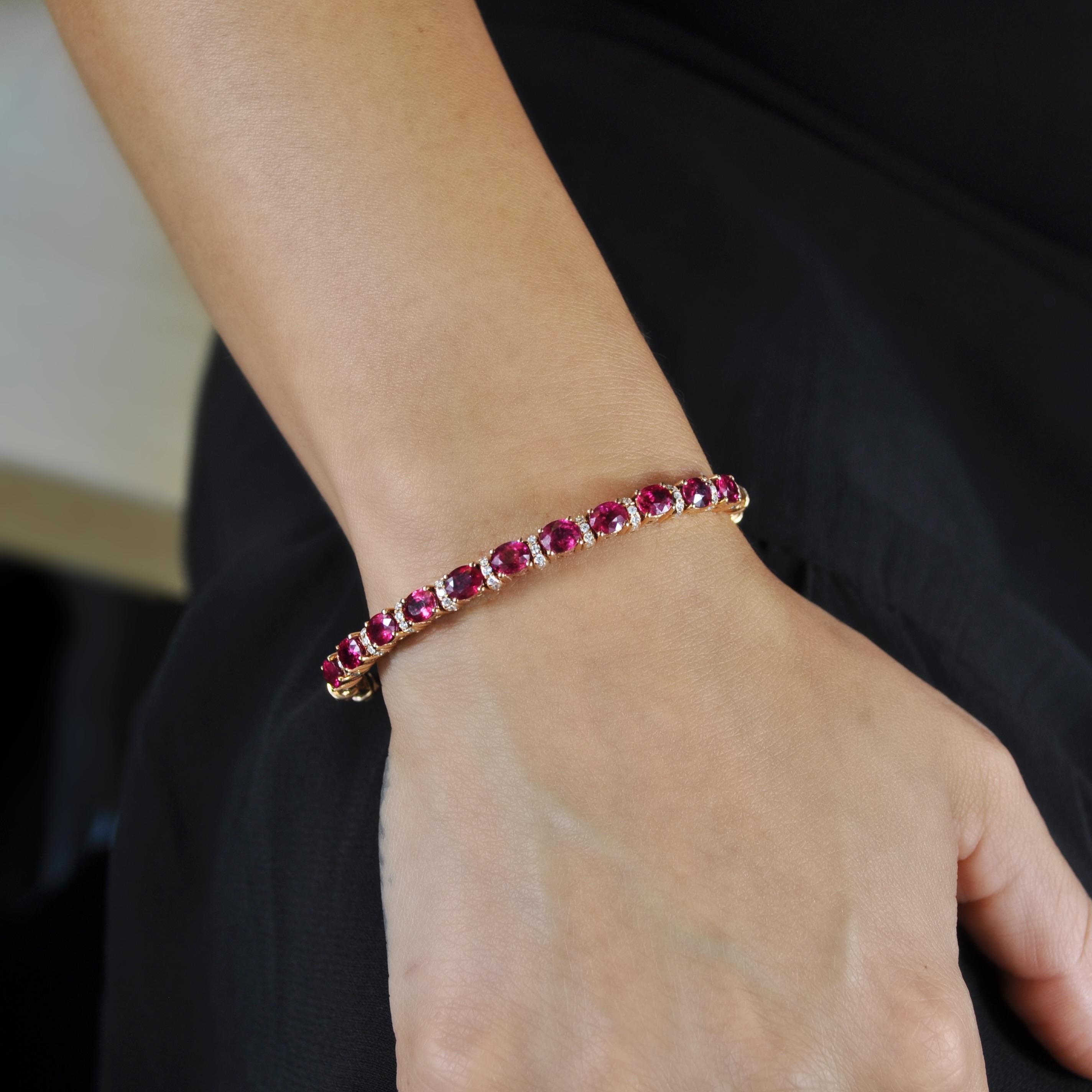 Brazalete abierto de oro rosa RUCHI Rubí con diamante brillante Contemporáneo en venta