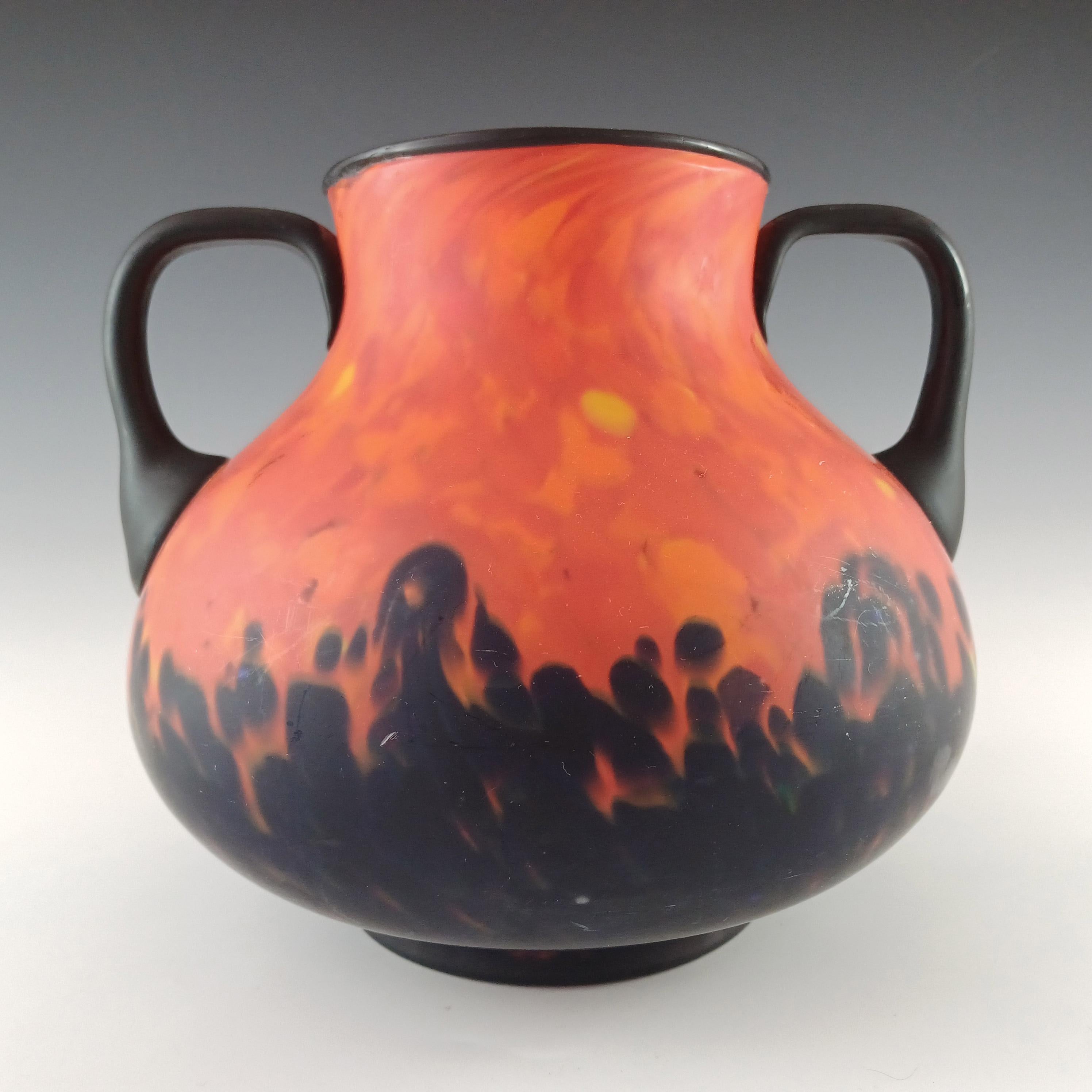 Eine großartige, große und schwere (1,4 kg unverpackt) böhmische / tschechische rote, gelbe und schwarze Vase mit zwei Henkeln aus geblasenem Glas mit Flammen- oder Feuermuster aus den 1930er Jahren, die mit einer Technik hergestellt wurde, die als