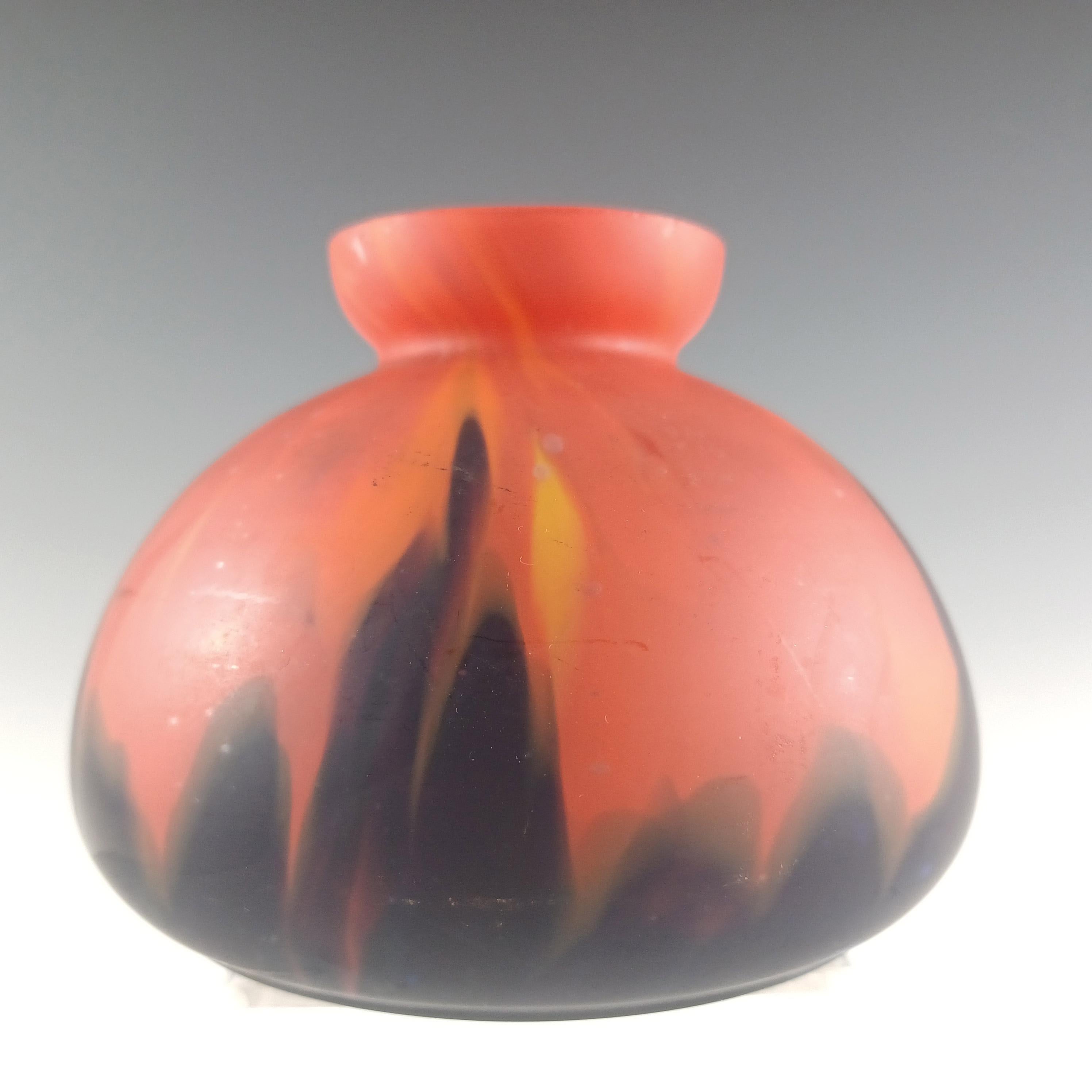 Superbe vase en verre soufflé tchèque / bohémien des années 1930/40, rouge, jaune et noir, avec un motif de flamme ou de feu, réalisé en utilisant une technique connue sous le nom de verre 