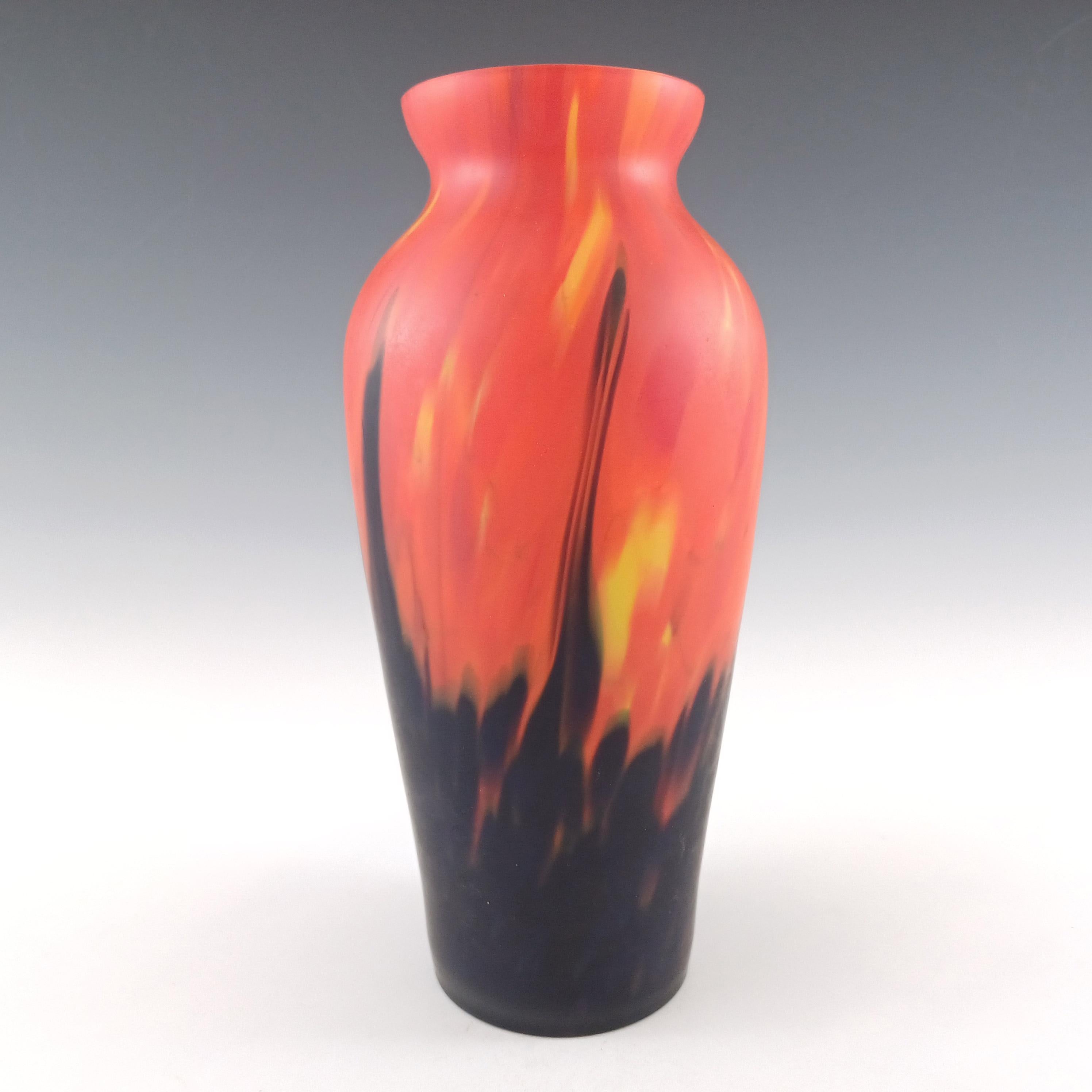 Superbe vase en verre soufflé tchèque / bohémien des années 1930/40, rouge, jaune et noir, avec un motif de flamme ou de feu, réalisé en utilisant une technique connue sous le nom de verre 