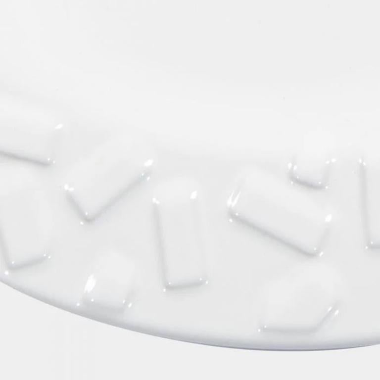 Il piatto in ceramica Rucola è stato originariamente disegnato da Ettore Sottsass nel 1985, come parte di una serie di piatti decorativi. I nomi giocosi degli articoli di design ricordano le tendenze della moda. Firmato.

Ettore Sottsass è nato a
