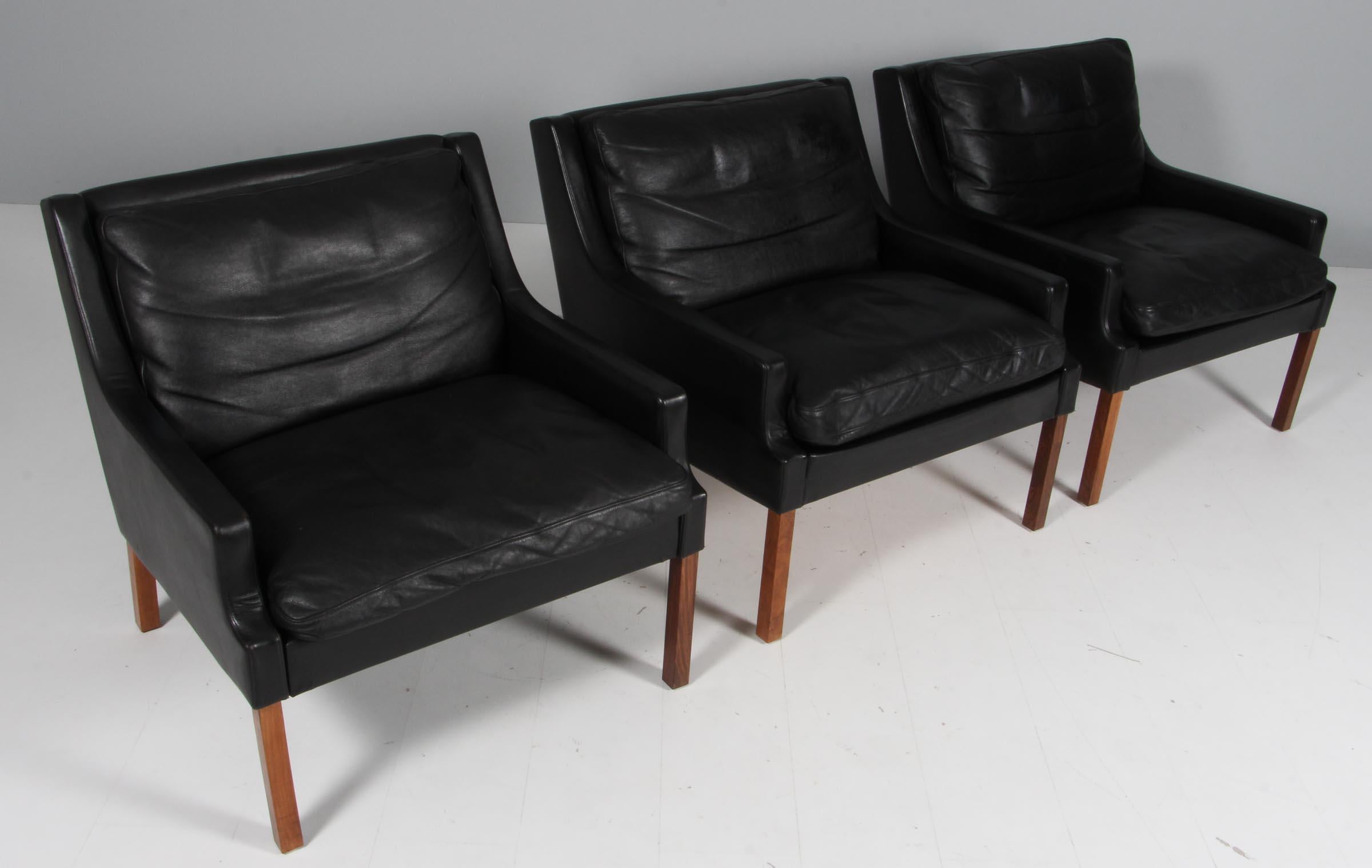Rud Thygesen lounge chair with legs of rosewood.

Original duvet cushions with black light patinated leather. 

Made by Thams.