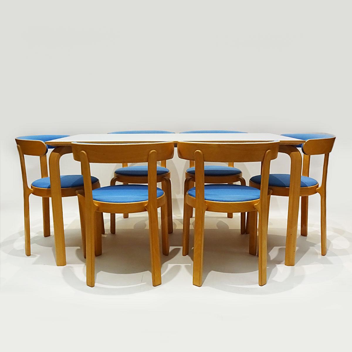 Rud Thygesen Beech Danish bentwood compact dining table and chair set in the style of Alvar Aalto

A sturdy and well-made bentwood dining table with six matching chairs designed by Danish designer Rud Thygesen for Farstrup (table) and Magnus