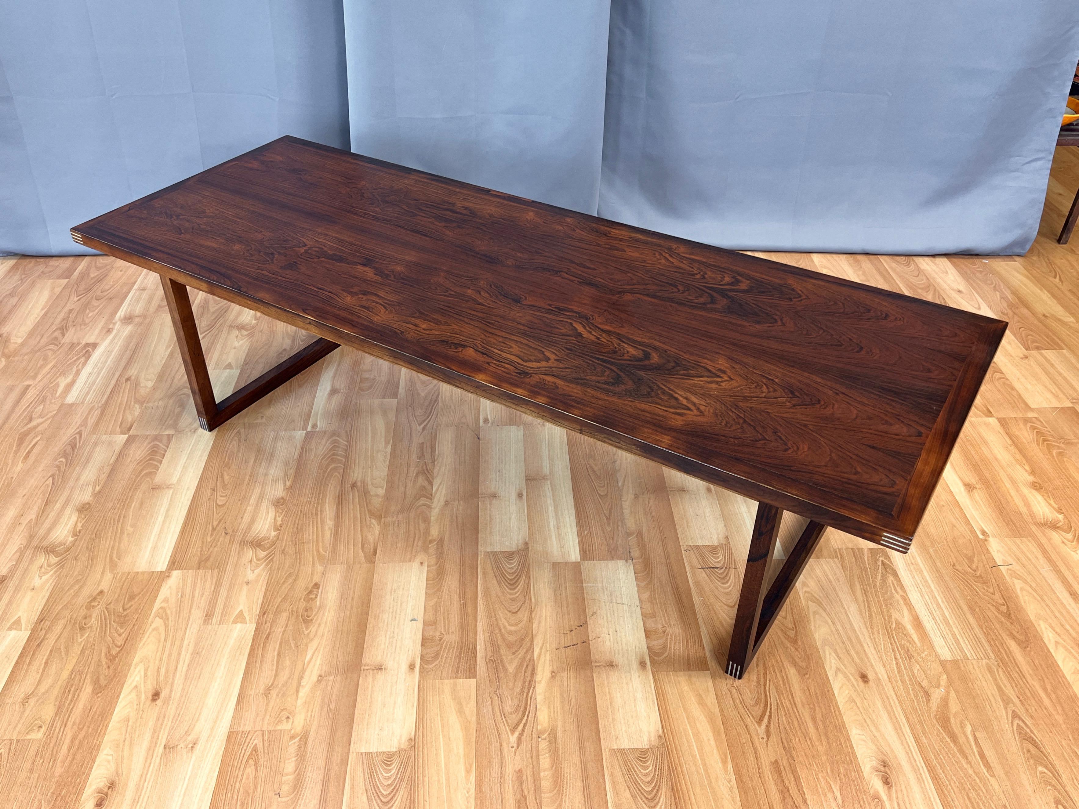 Mesa de centro danesa moderna modelo 45 de finales de los 60, de palisandro con detalles de aluminio, obra de Rud Thygesen para Heltborg Møbler y distribuida por Domus Danica.

Amplio tablero de más de 1,5 m de largo con estructura de palisandro
