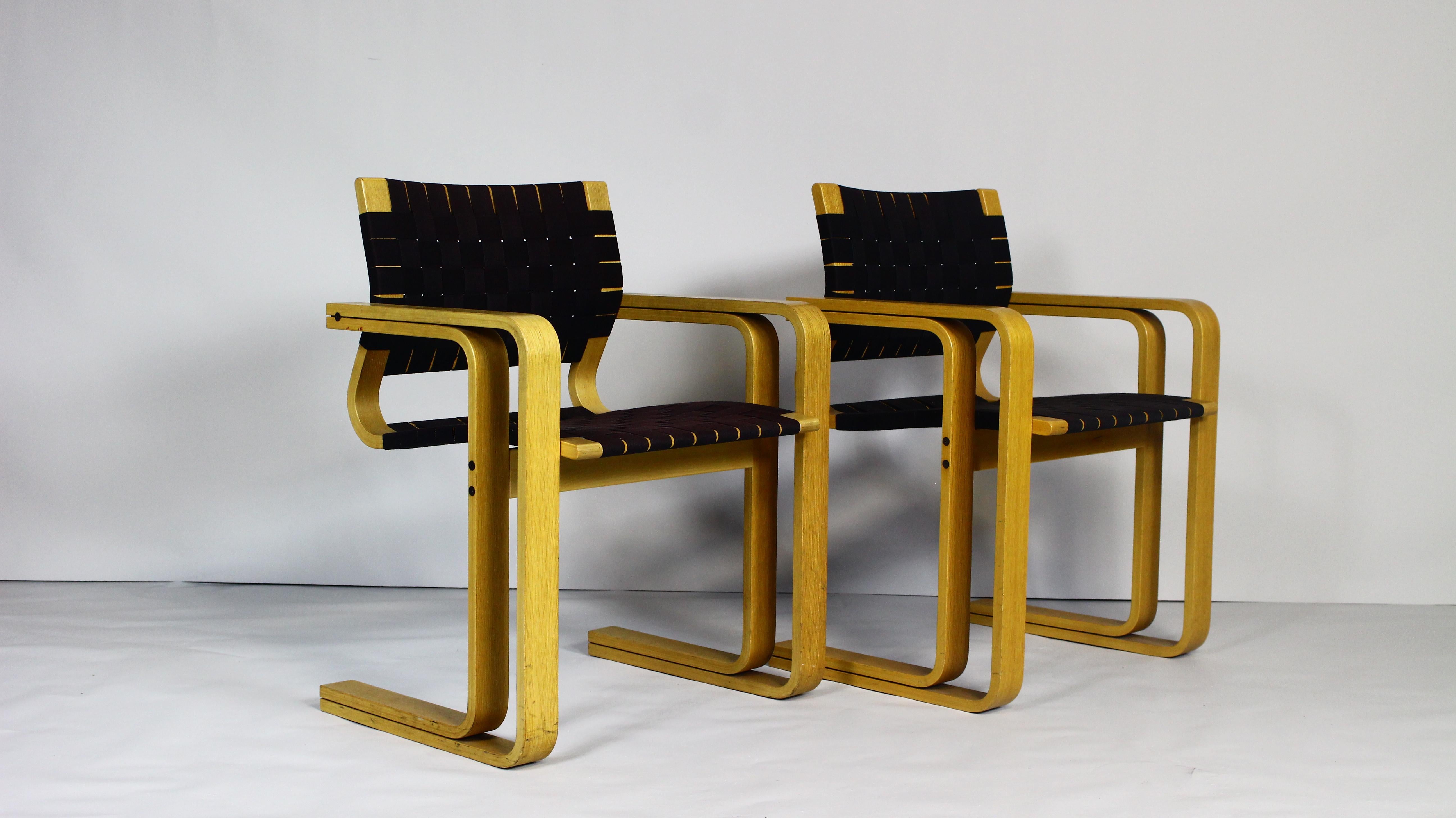 Ce fauteuil rare, modèle 5331, a été conçu par Rud Thygesen & Johnny Sorensen et produit au Danemark par Magnus Olensen dans les années 1970.
Il est composé de  d'une structure en frêne massif, d'une assise et d'un dossier en sangles tressées