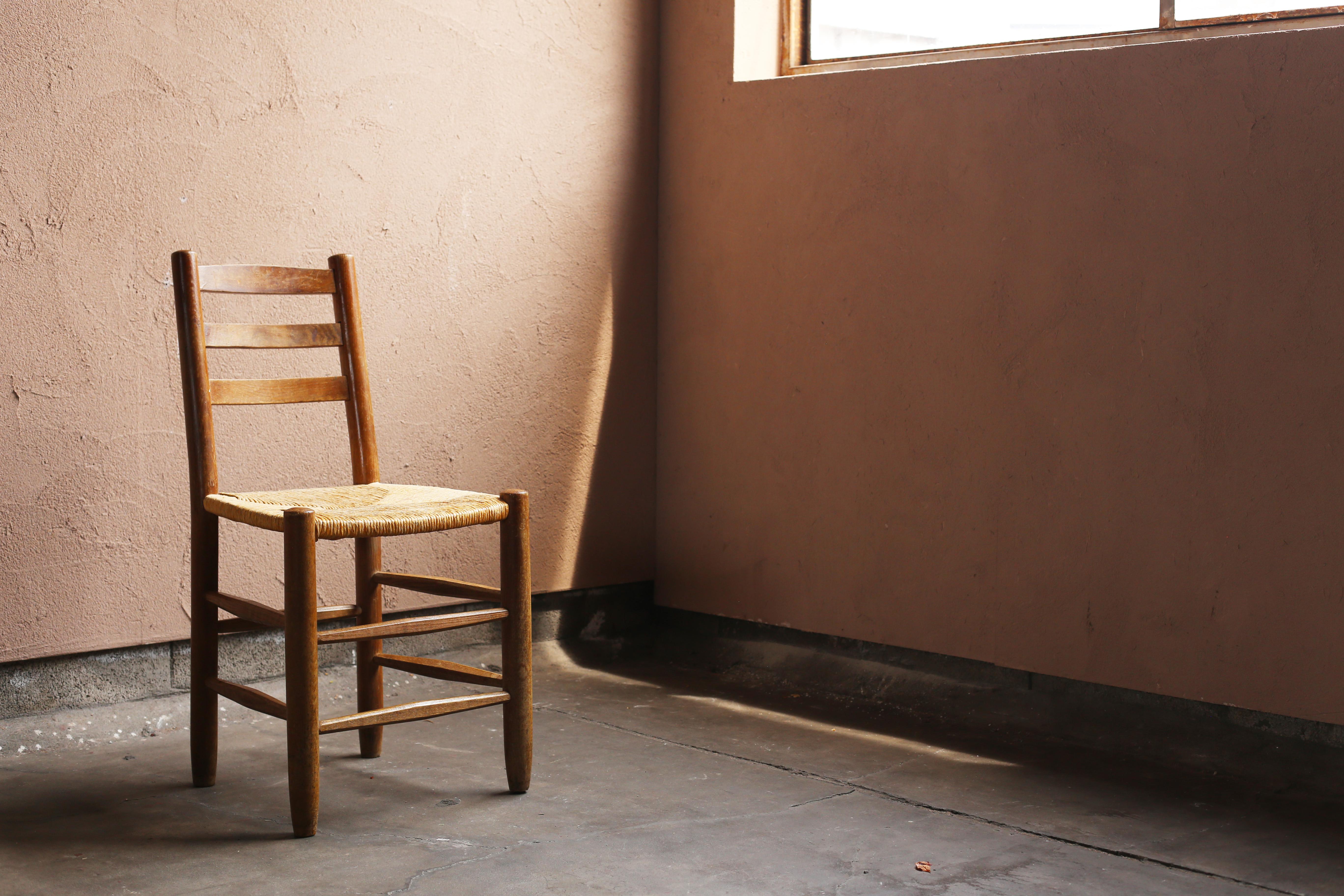 Size :  W420 D400 H820 SH450 mm

Vintage Bauche n°19 by Charlotte Perriand. Ladder back models are rare.
The seat is original. The wood is in good condition.