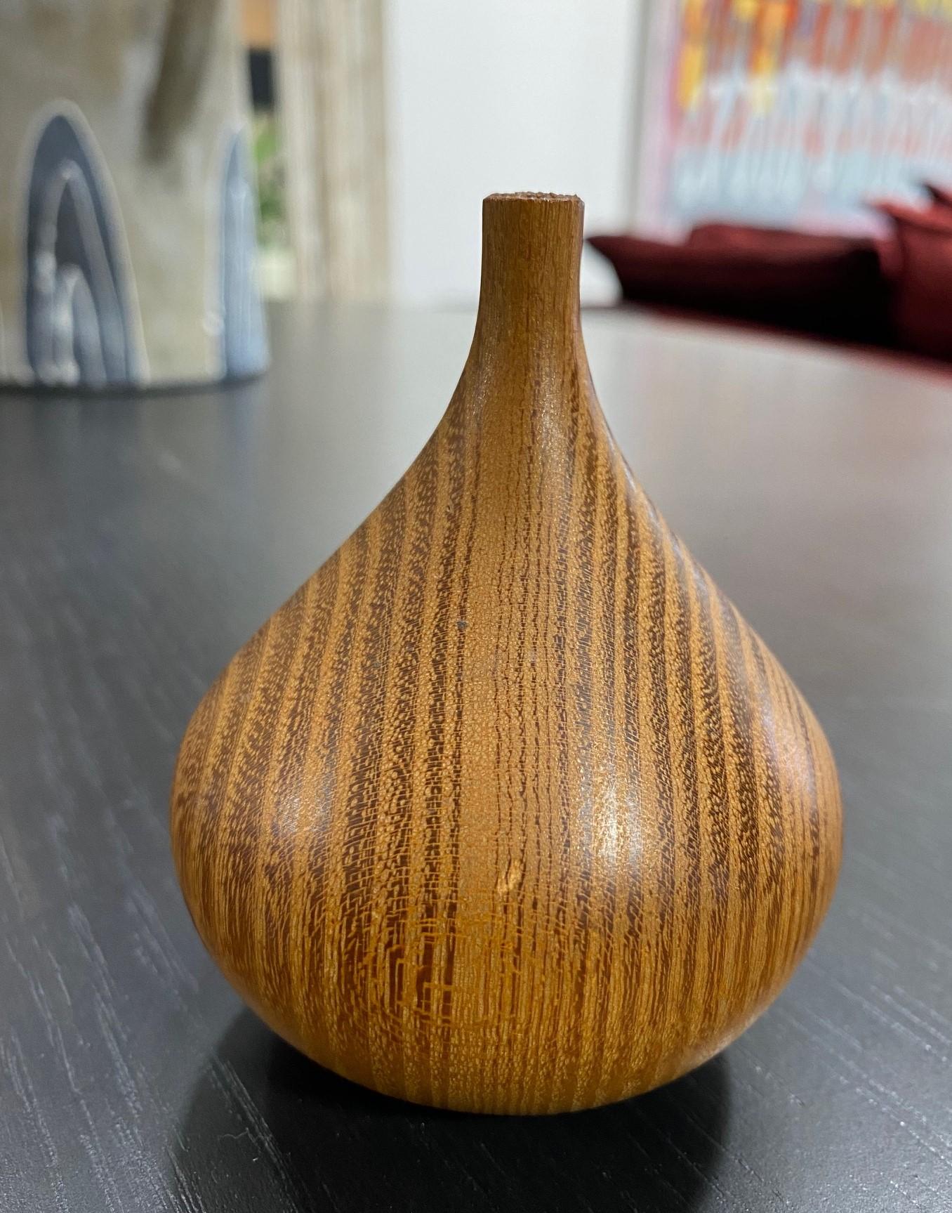 Mid-Century Modern Vase à bourgeons en bois tourné en forme de récipient en forme de bourgeon, signé Rude Osolnik, mi-siècle moderne en vente