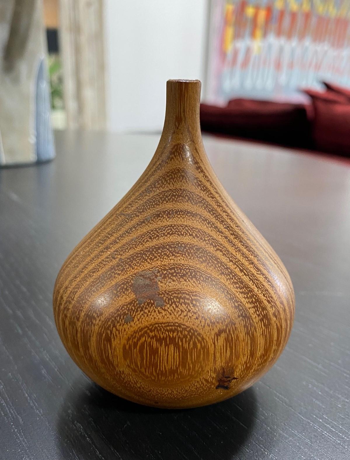 Américain Vase à bourgeons en bois tourné en forme de récipient en forme de bourgeon, signé Rude Osolnik, mi-siècle moderne en vente
