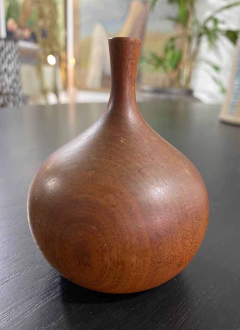 Rude Osolnik Signed Mid-Century Modern Walnut Wood Turned Vessel Bud Weed Vase In Good Condition For Sale In Studio City, CA