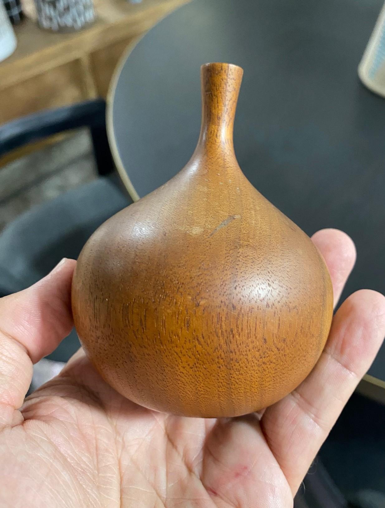 Rude Osolnik Signed Mid-Century Modern Walnut Wood Turned Vessel Bud Weed Vase In Good Condition In Studio City, CA