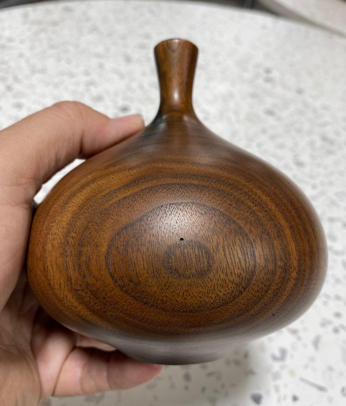 Rude Osolnik Signed Mid-Century Modern Walnut Wood Turned Vessel Bud Weed Vase In Good Condition In Studio City, CA