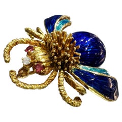 Rudi Cherny, vers 1970 : broche en forme de bourdon en émail bleu, en or 18 carats, avec des yeux en rubis