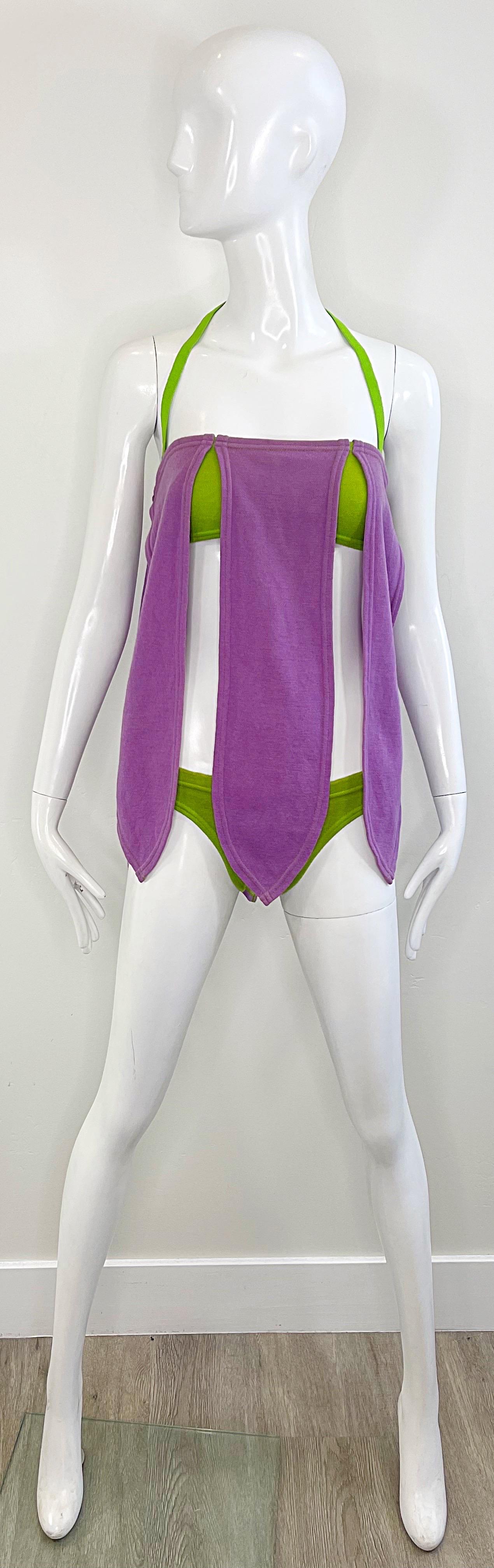 ¡Raro bikini de dos piezas de lana Rudi Gernreich A/W 1968 ! Presenta una base verde neón con un dobladillo morado de lavado de coche en la parte superior. Presenta dos botones interiores a cada lado del corpiño para un ajuste halter. El tirante
