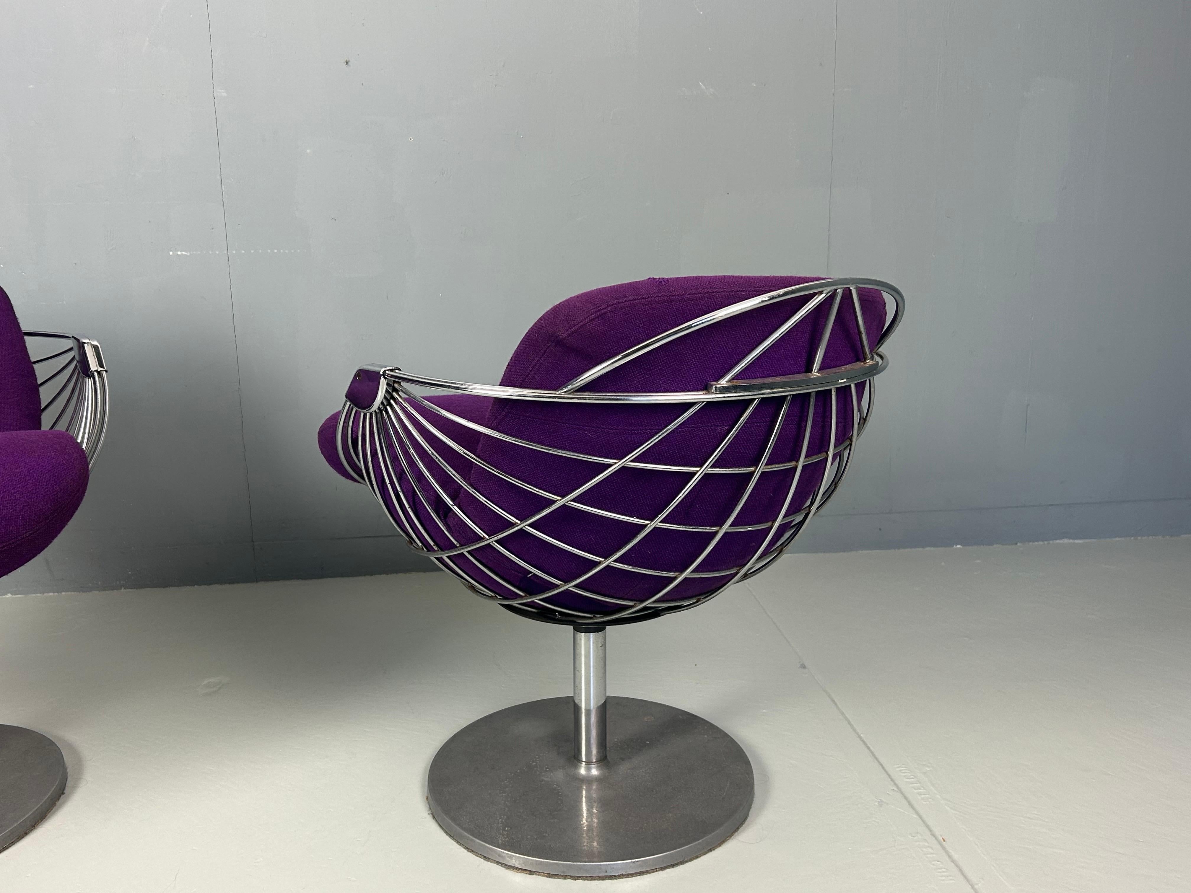 Ensemble de 2 pièces de style moderne du milieu du siècle Rudi Verelst pour Novalux, Belgique, 1974.
Les fauteuils Átomic', en métal chromé, bois laqué et tissu bicolore en cuir.


Le modèle se compose d'un cadre en métal chromé avec une base de
