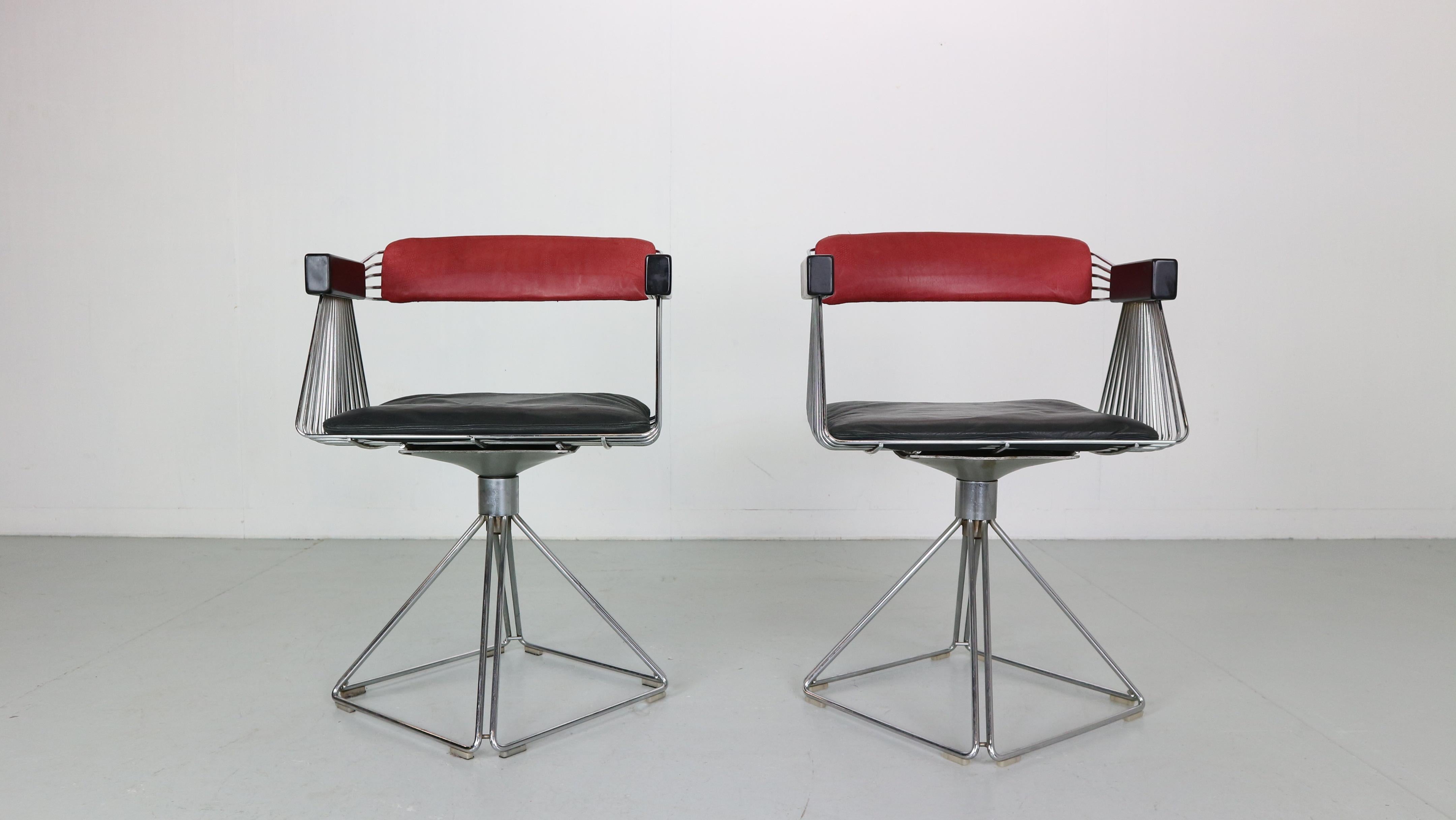 Mid-Century Modern period set of 2 Rudi Verelst for Novalux, Belgium, 1974.
The 'Delta' armchairs, chromed metal, lacquered wood and leather two colour fabric.


The model consists of a chromed metal frame with a pyramid-shaped base. The seat