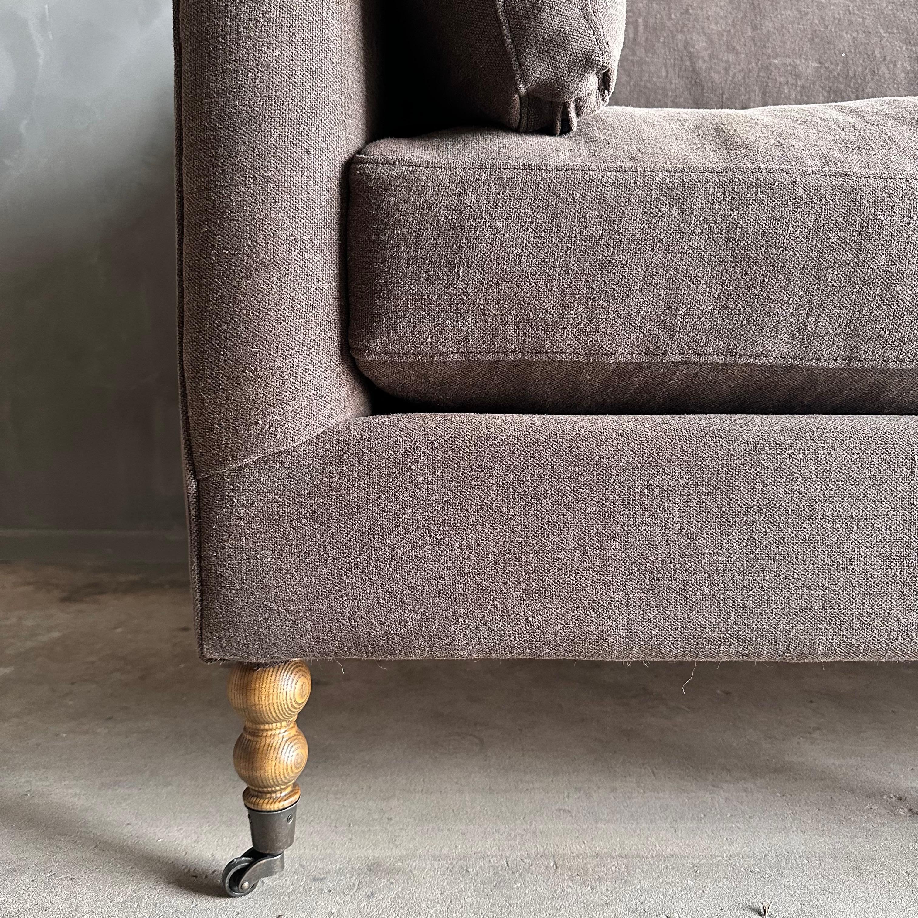 Bloom home inc Rudin Sofa in Cafe Noir Stone Washed Linen
Un lin lourd et lesté de 18 oz, dans un ton riche et chaud de brun.  Notre lin est lavé à la pierre pour donner une main douce et un aspect décontracté.
L'assise est une mousse enveloppée de