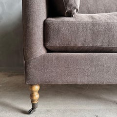 Rudin Sofa aus belgischem Leinen mit Daunen umwickeltem Sitzkissen aus Cafe Noir Leinen