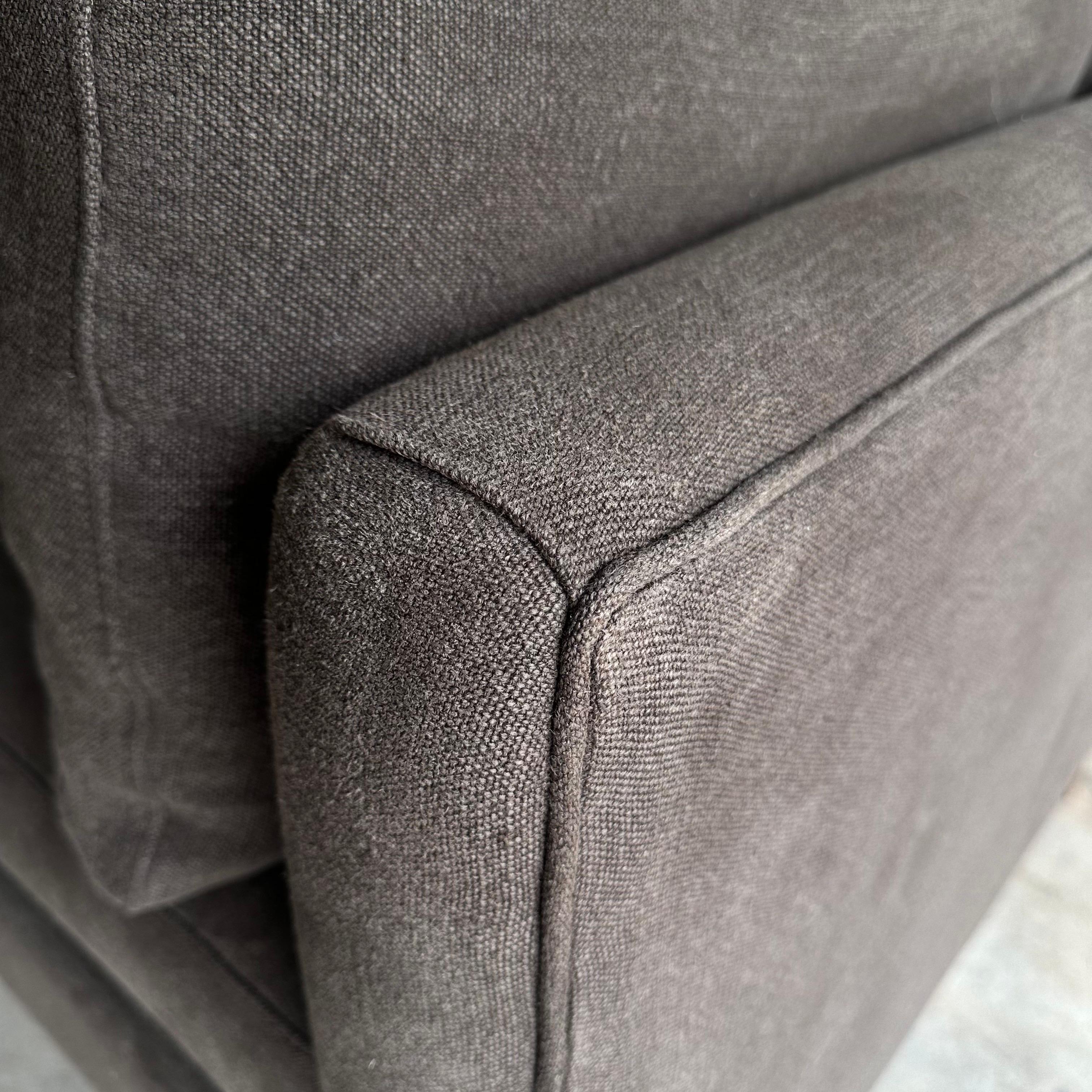 XXIe siècle et contemporain Canapé belge Rudin avec coussin de siège enveloppé de du duvet en lin Cafe Noir en vente