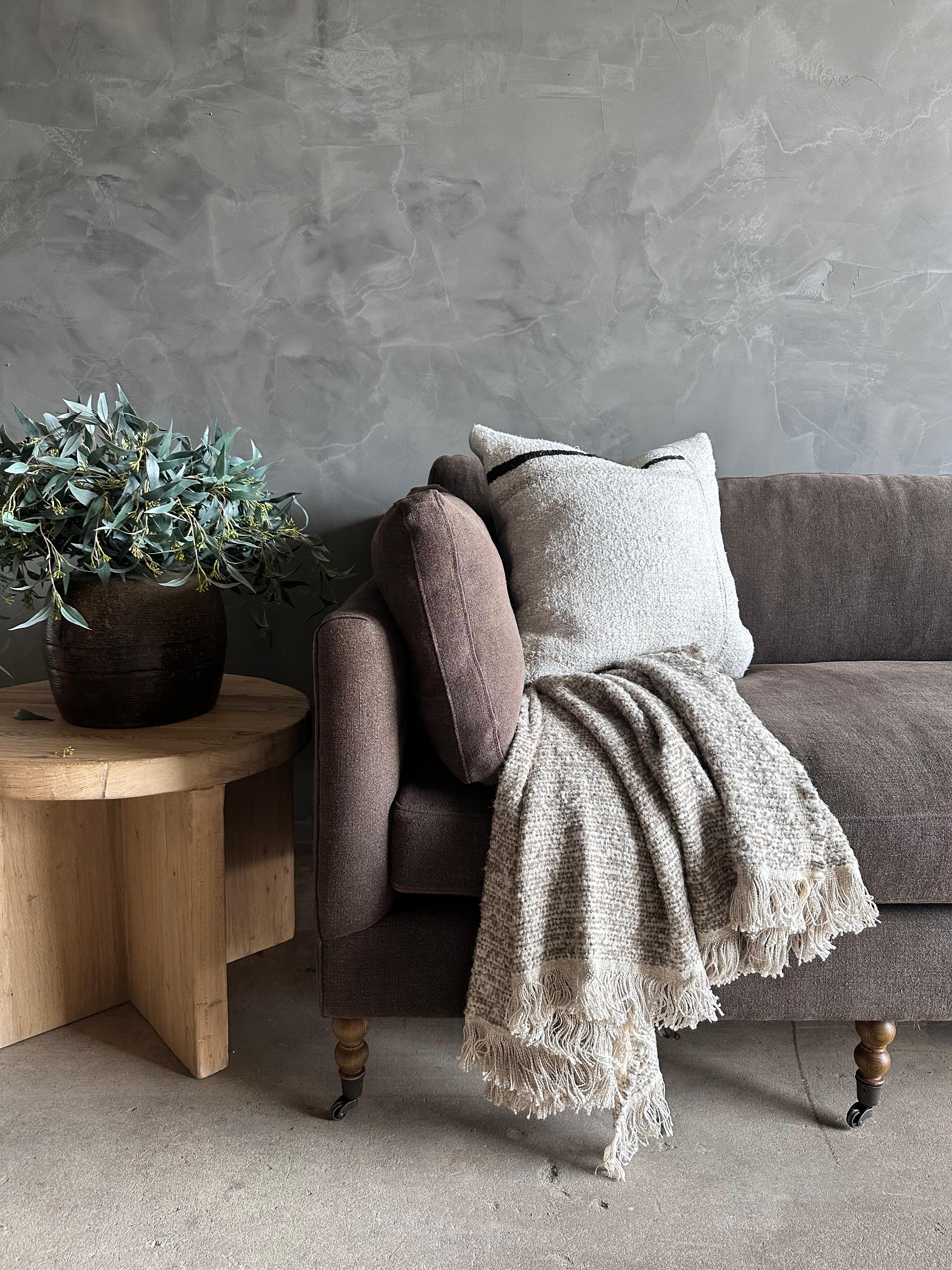 Canapé belge Rudin avec coussin de siège enveloppé de du duvet en lin Cafe Noir en vente 1