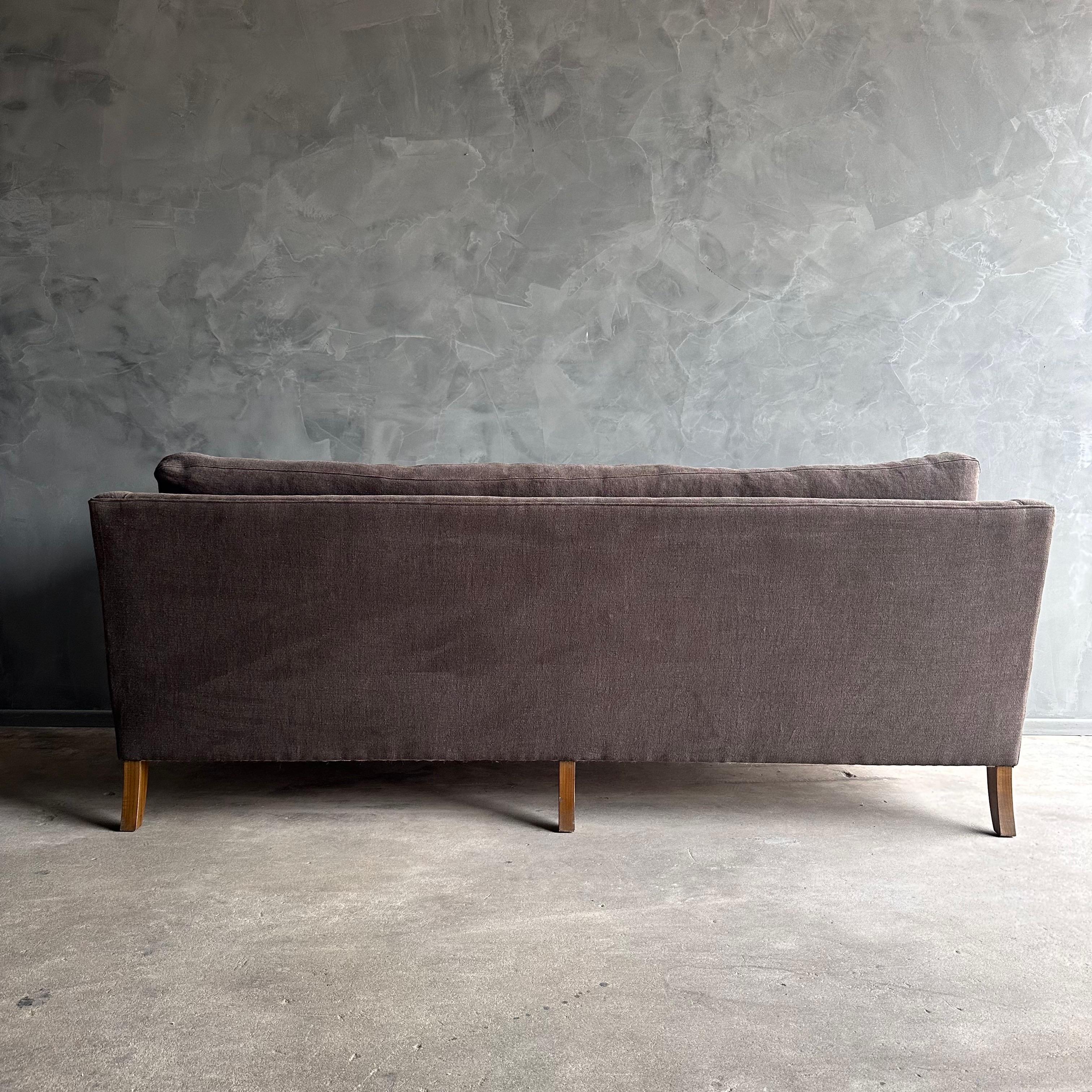 Canapé belge Rudin avec coussin de siège enveloppé de du duvet en lin Cafe Noir en vente 3