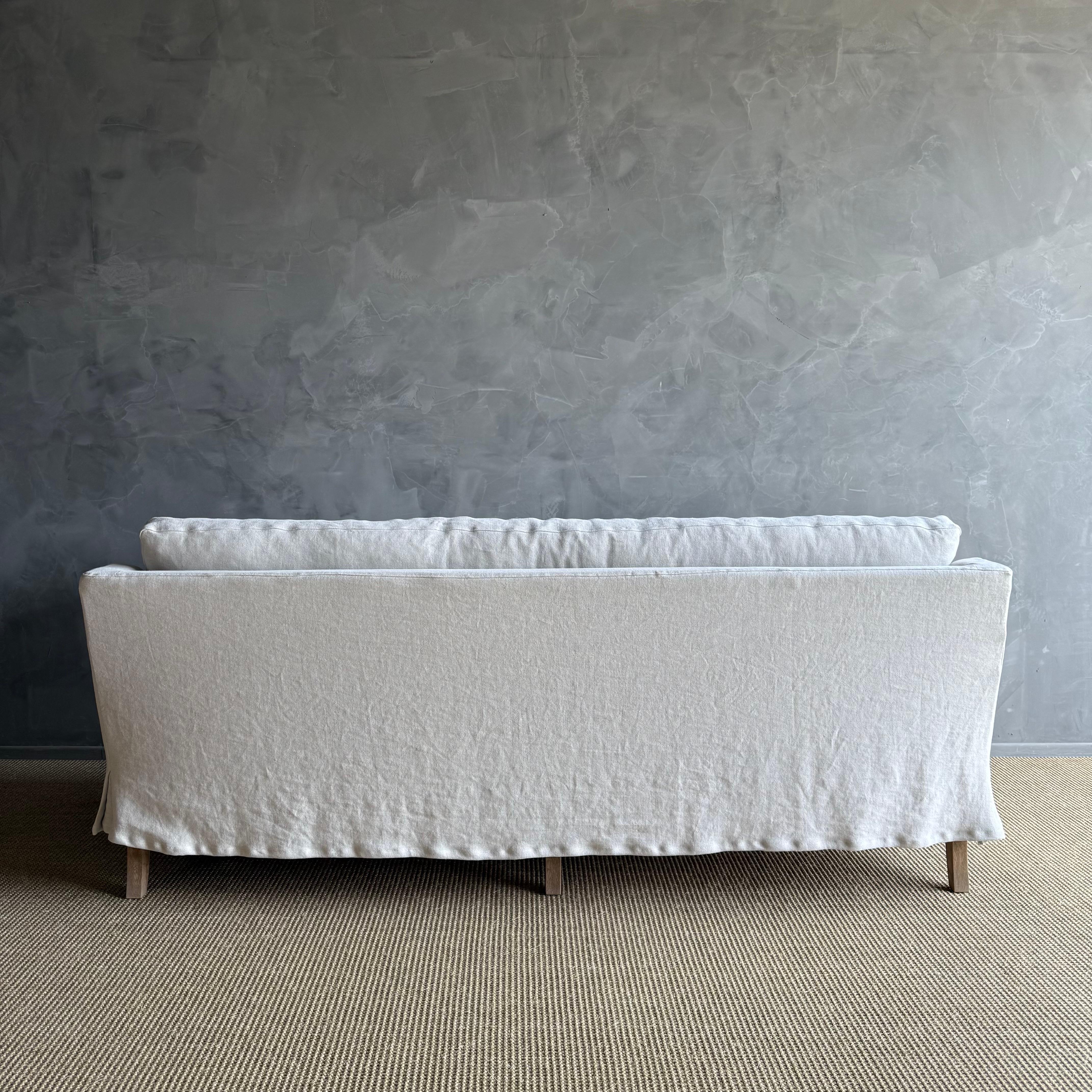 Rudin Slip Covered Stone Washed Linen Sofa with Down Cushions en venta 5