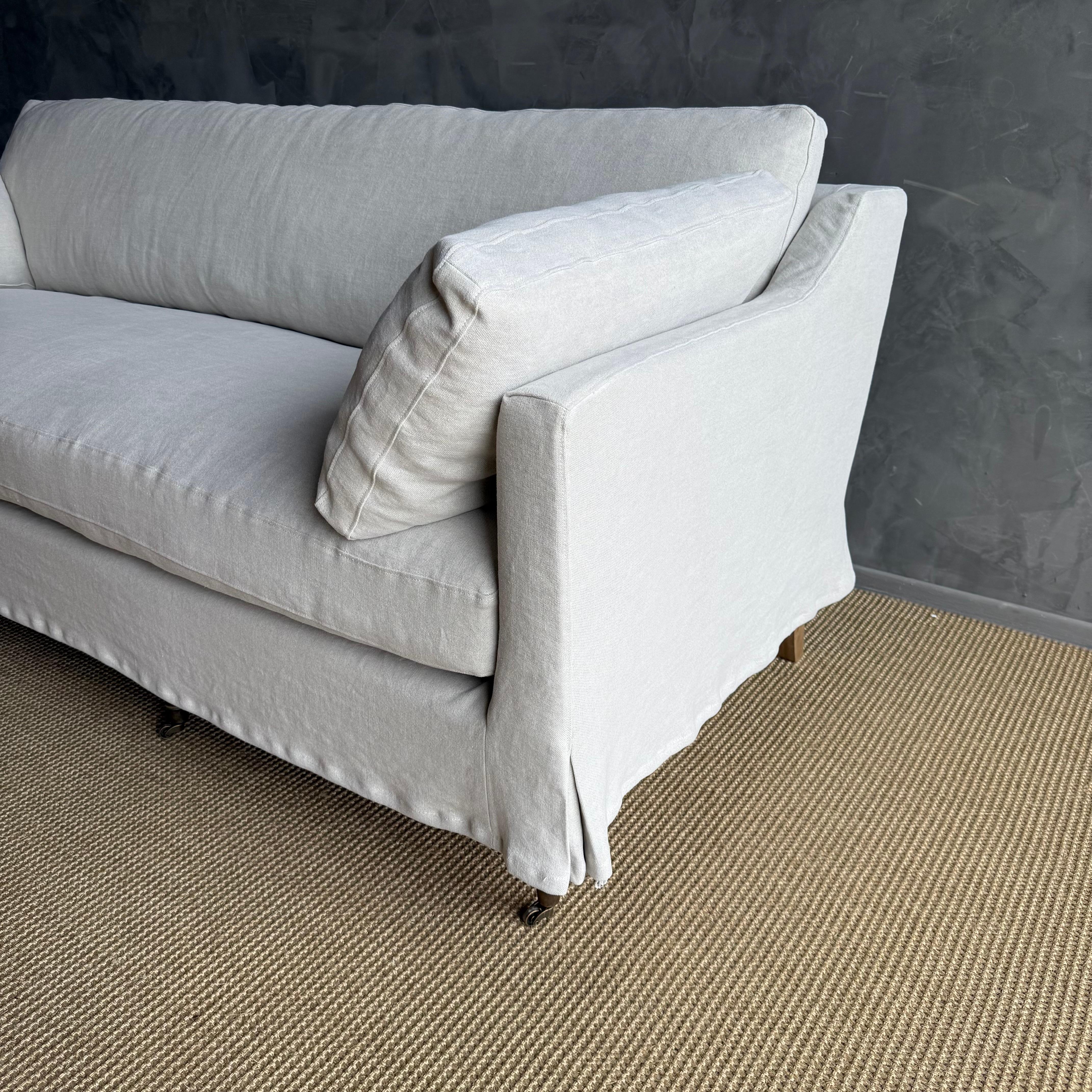 Rudin Slip Covered Stone Washed Linen Sofa with Down Cushions en venta 1
